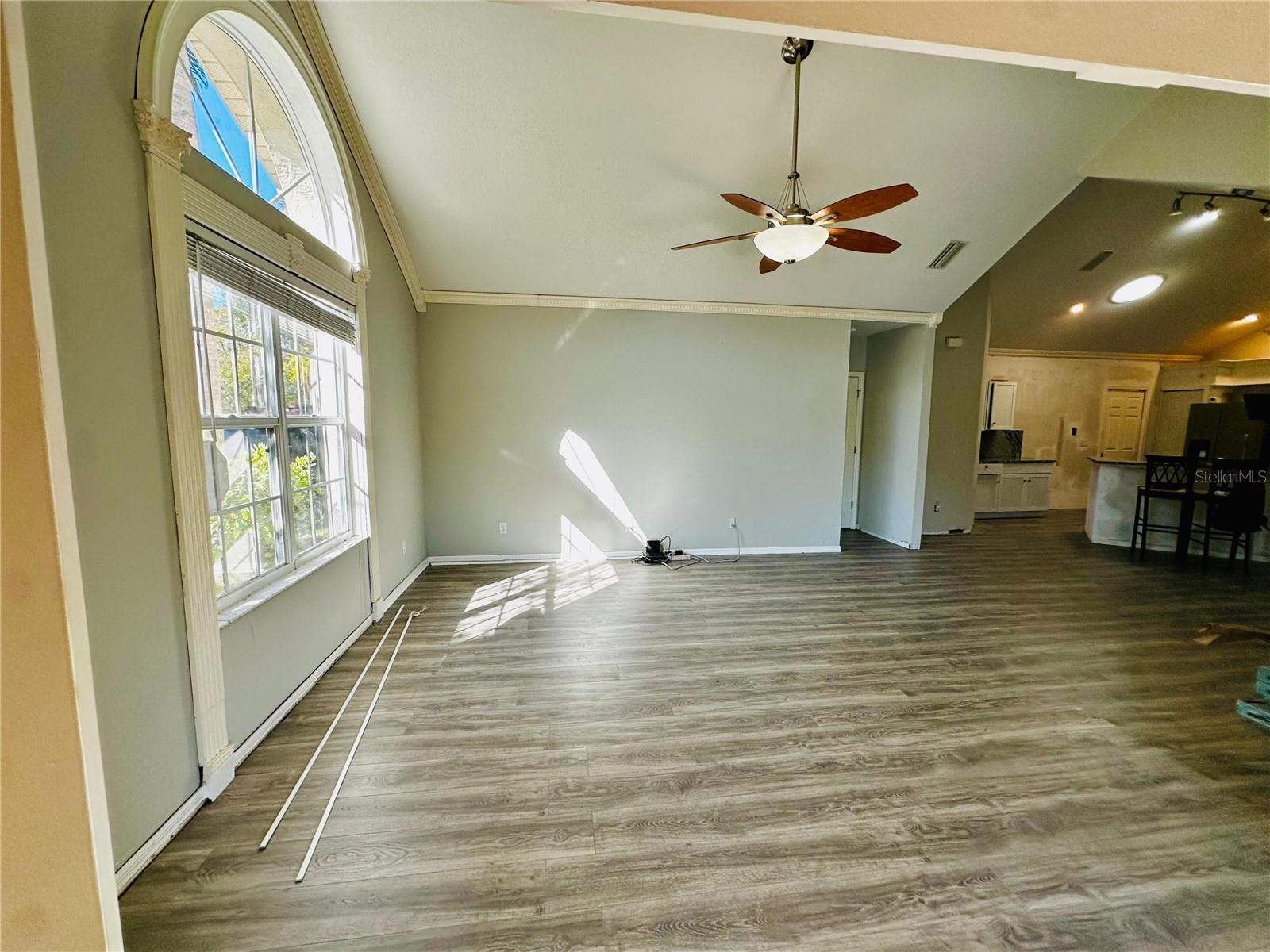 801 SILVERTHORN LN — photo 5