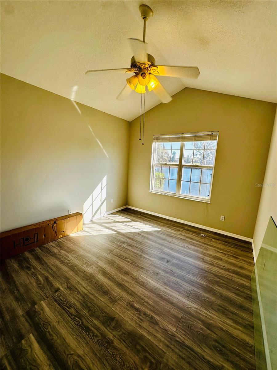 801 SILVERTHORN LN — photo 8