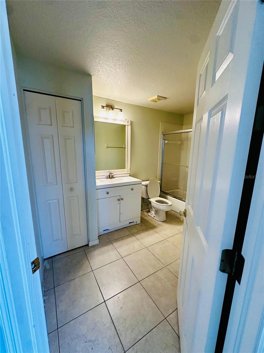 801 SILVERTHORN LN — photo 9