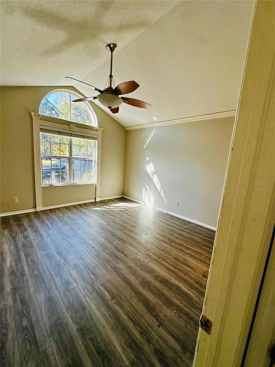 801 SILVERTHORN LN — photo 10