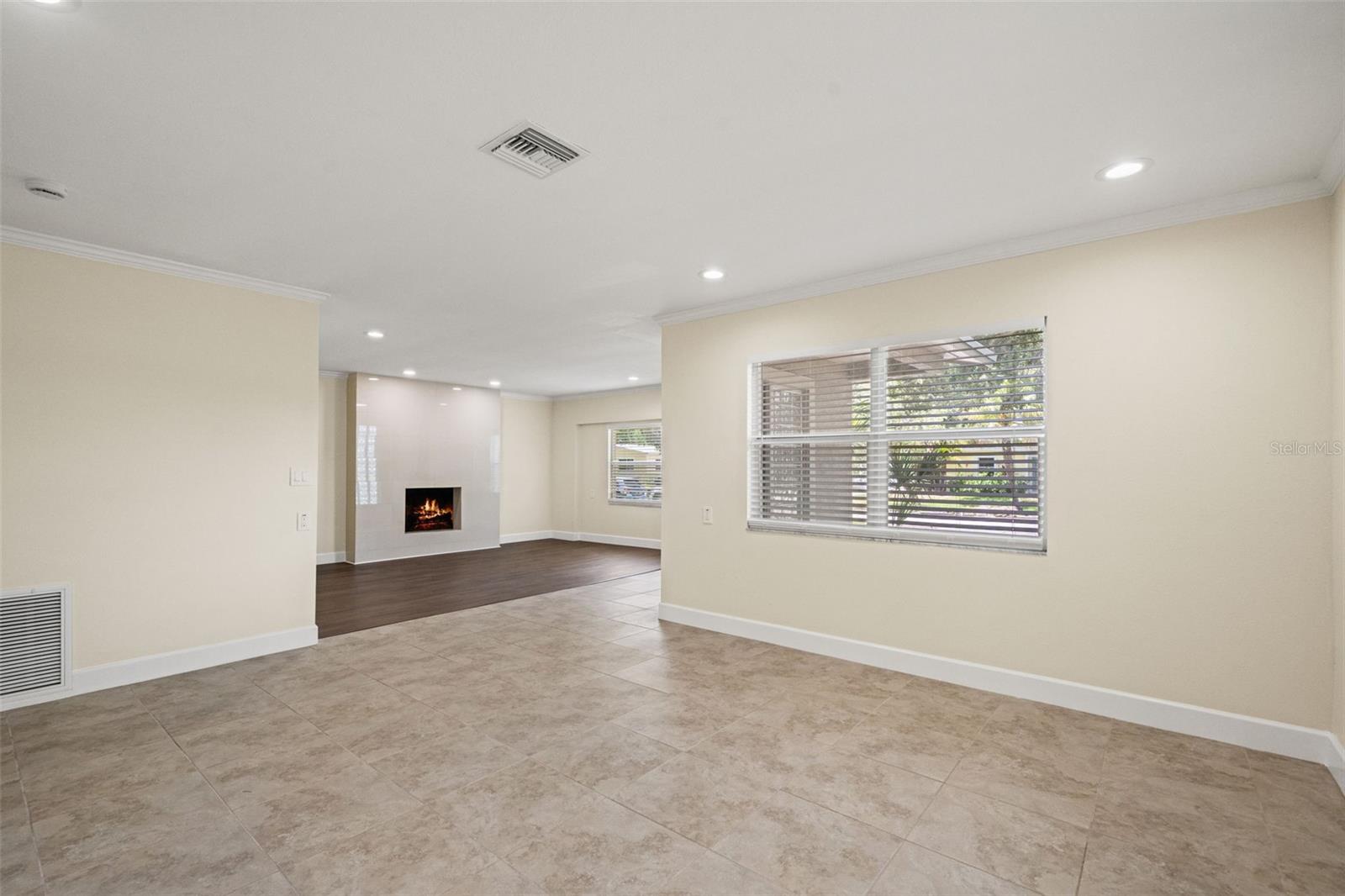 4247 HELENA ST NE — photo 9