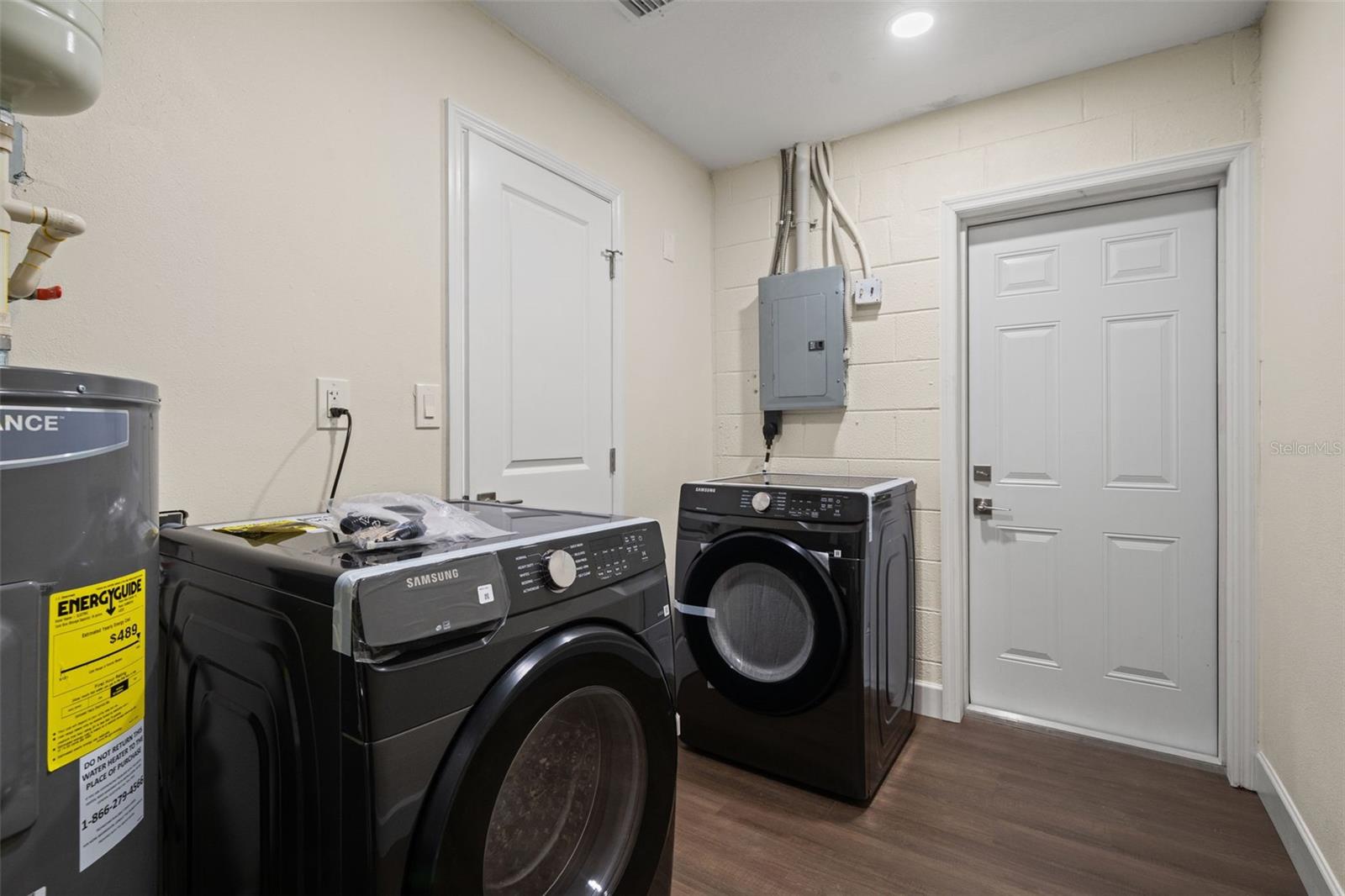 4247 HELENA ST NE — photo 28