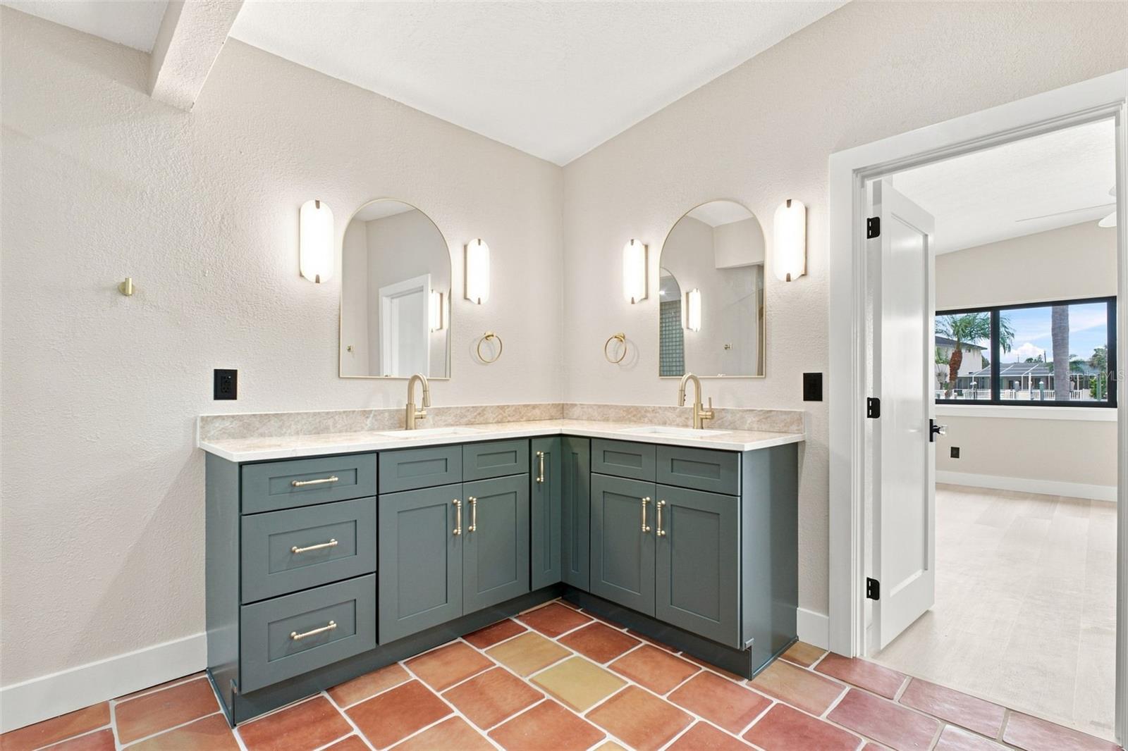15918 REDINGTON DR — photo 33