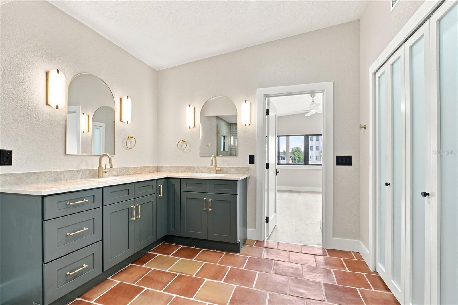 15918 REDINGTON DR — photo 35