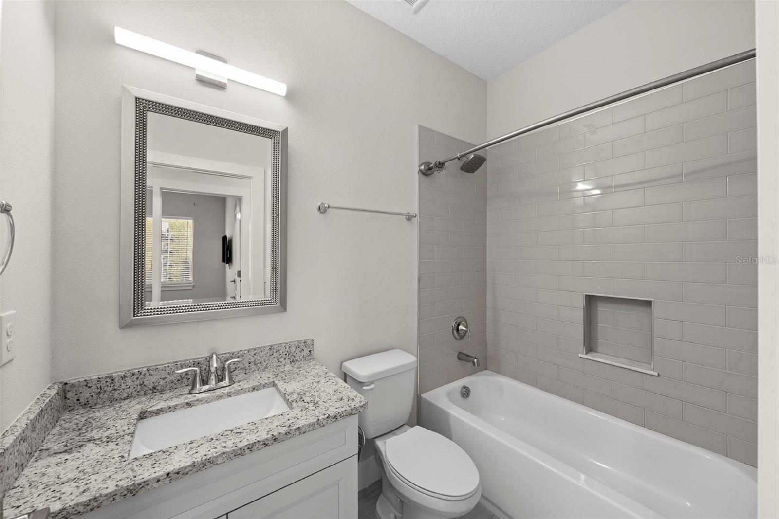 3122 W AZEELE ST #3 — photo 35