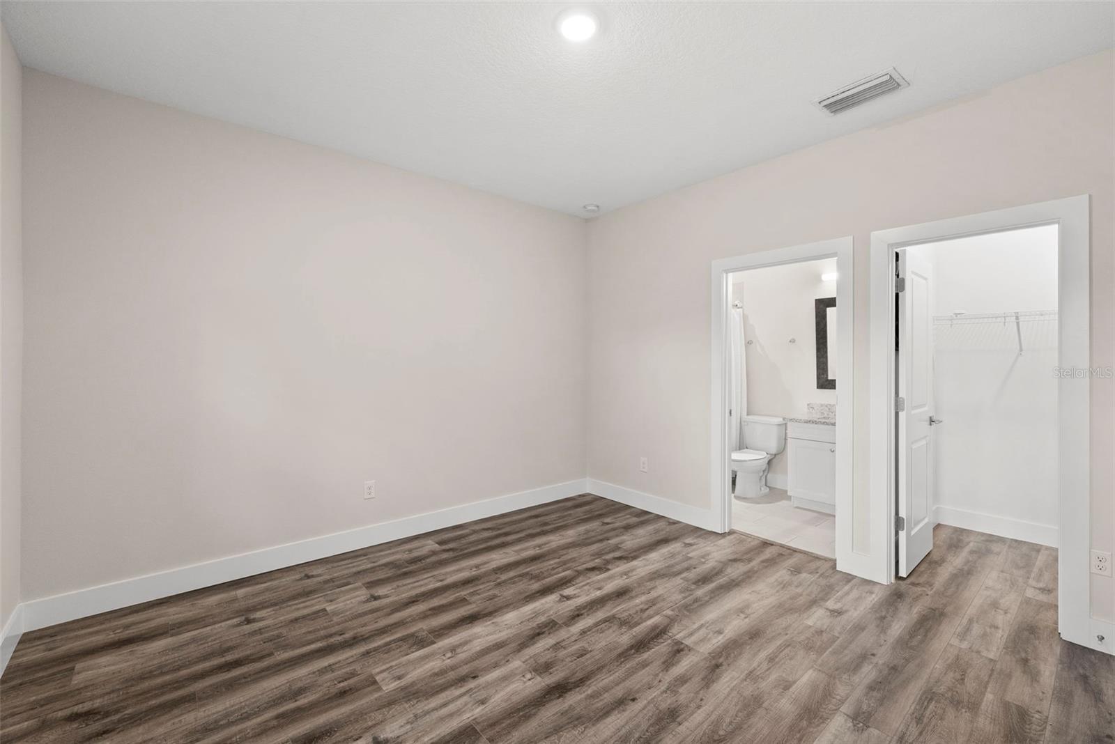 3122 W AZEELE ST #3 — photo 5