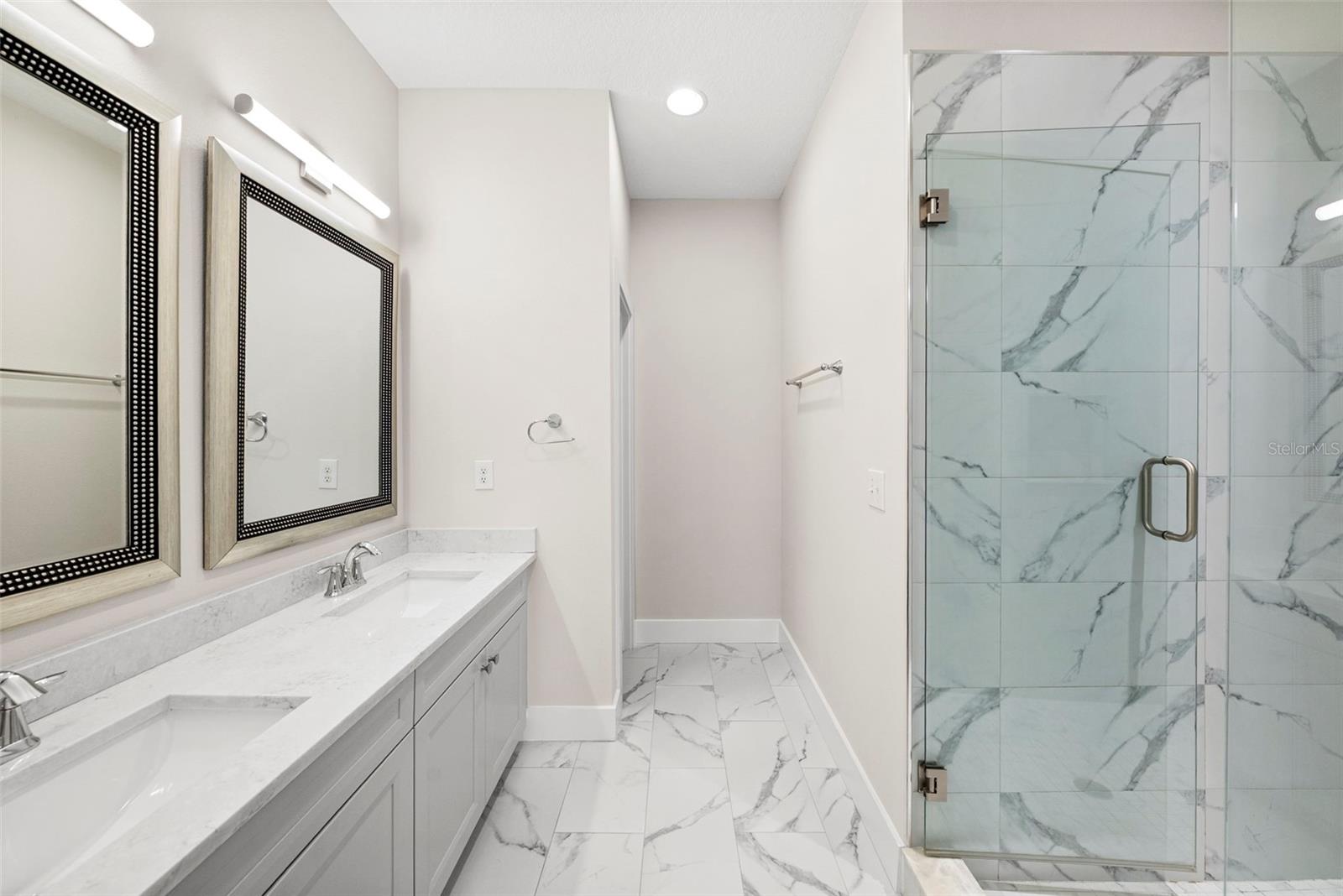 3122 W AZEELE ST #3 — photo 28