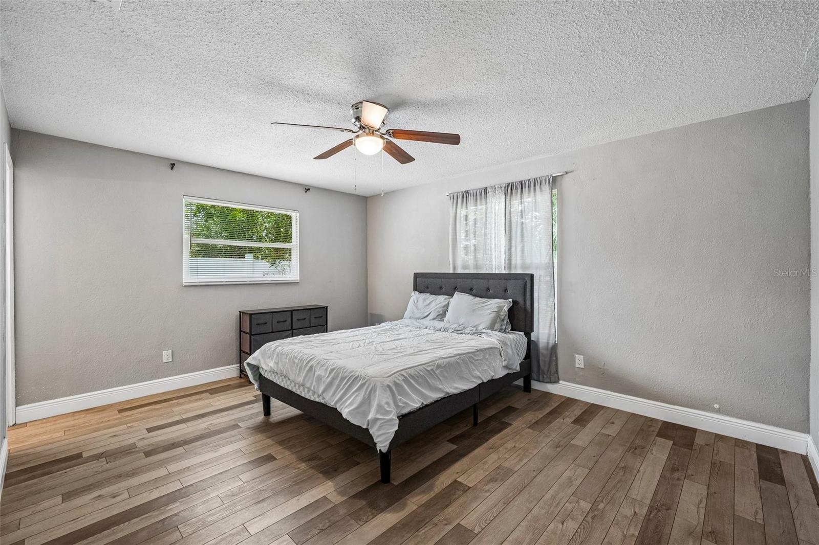 520 FAIRFAX LN — photo 9