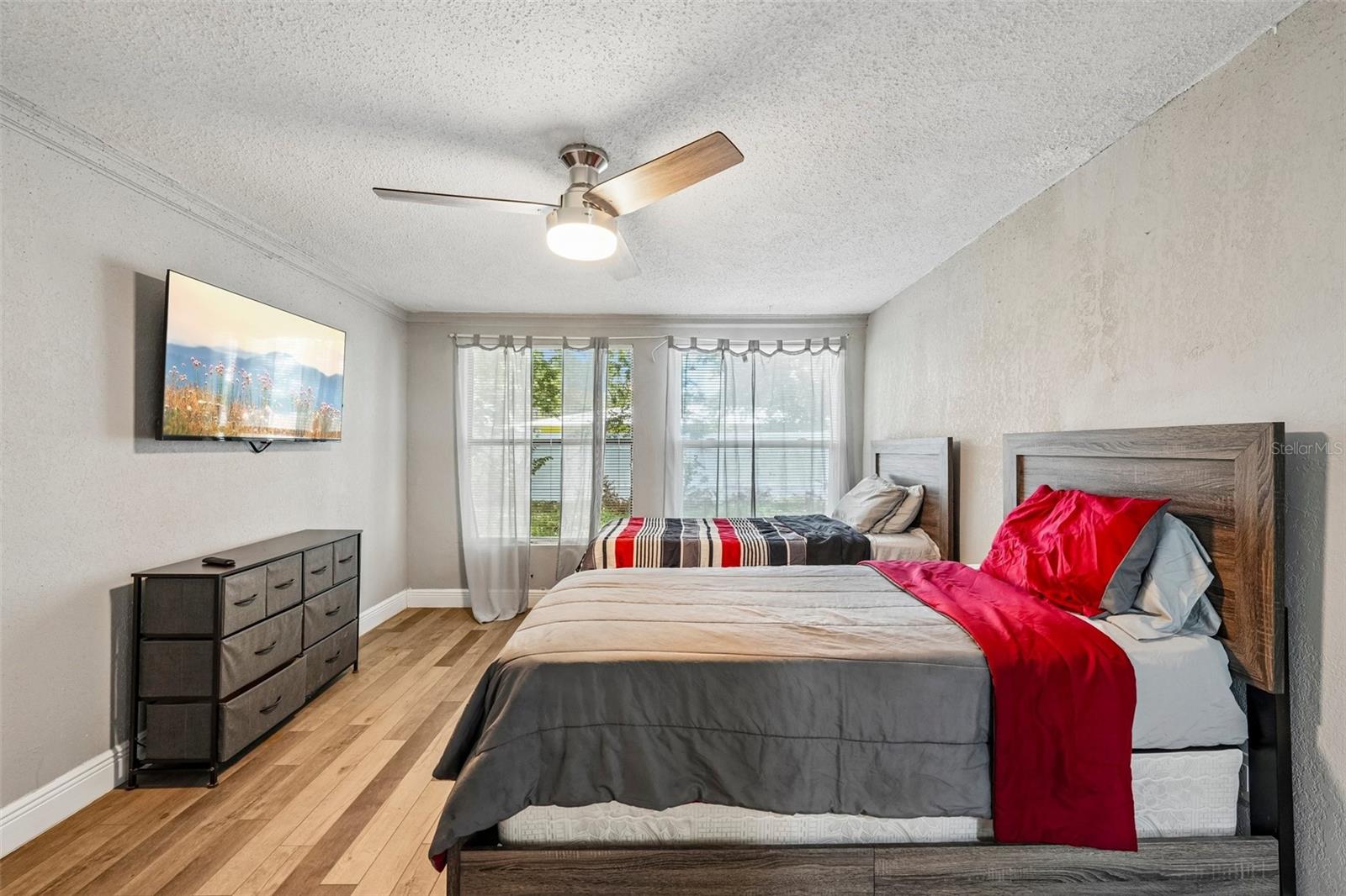 520 FAIRFAX LN — photo 14
