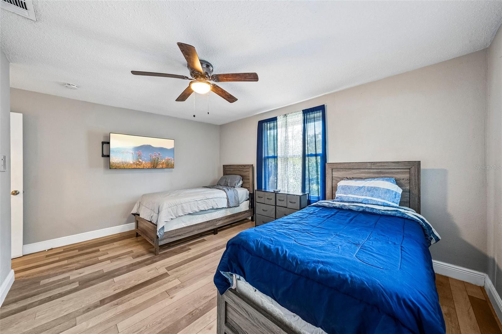 520 FAIRFAX LN — photo 16