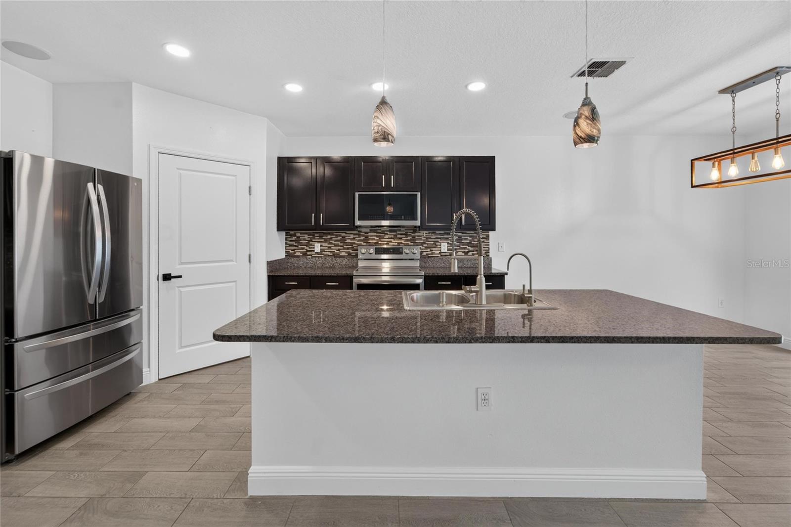 9637 TRONCAIS CIR — photo 8