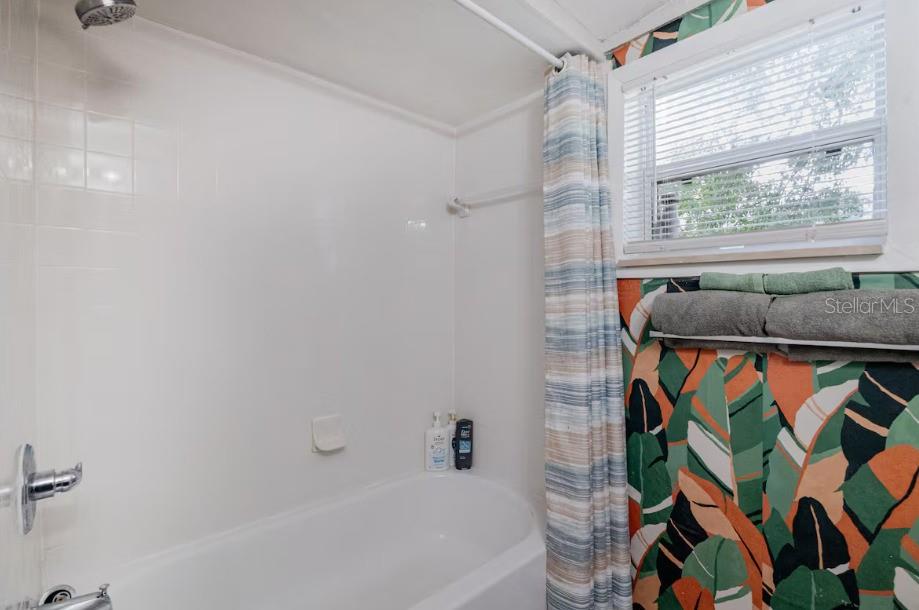8311 N NEWPORT AVE — photo 10