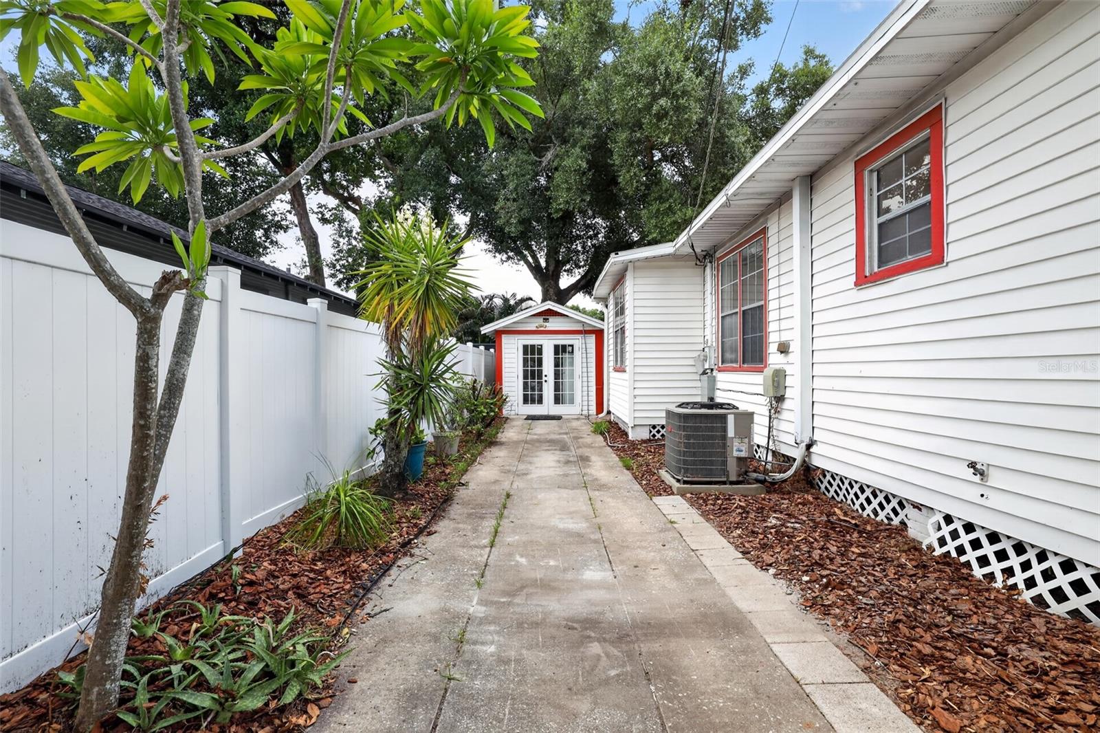 813 E NEW ORLEANS AVE — photo 13
