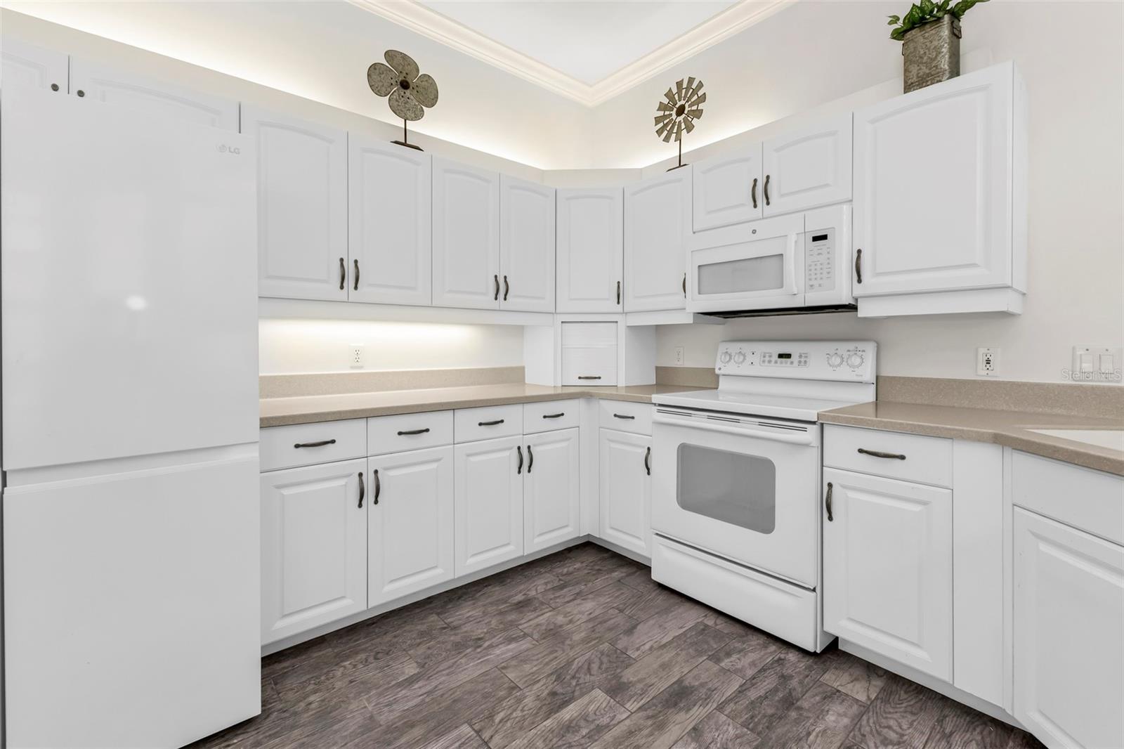 834 MONTROSE DR #9 — photo 10