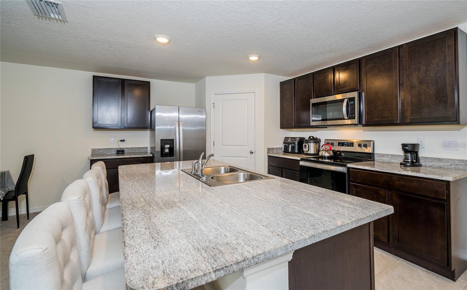 7590 BROAD POINTE DR — photo 2