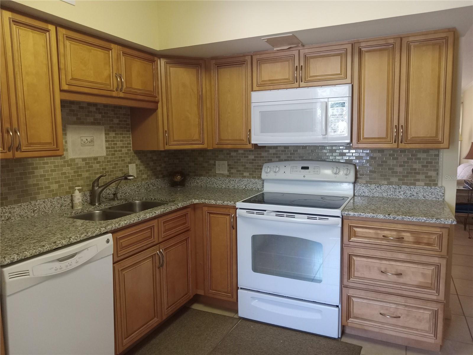 2464 AUSTRALIA WAY E #14 — photo 16
