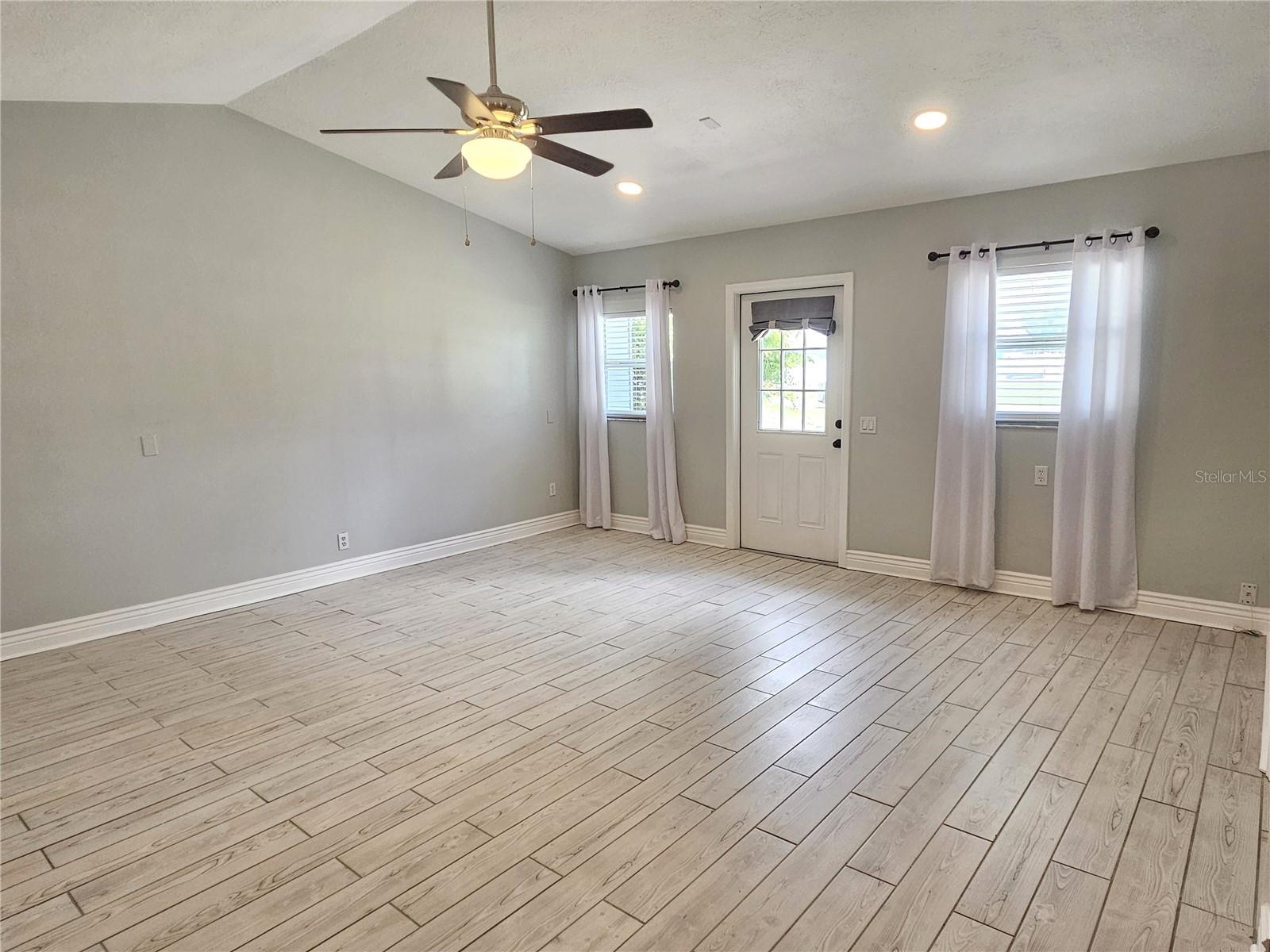 5042 LINDA ST #A — photo 5