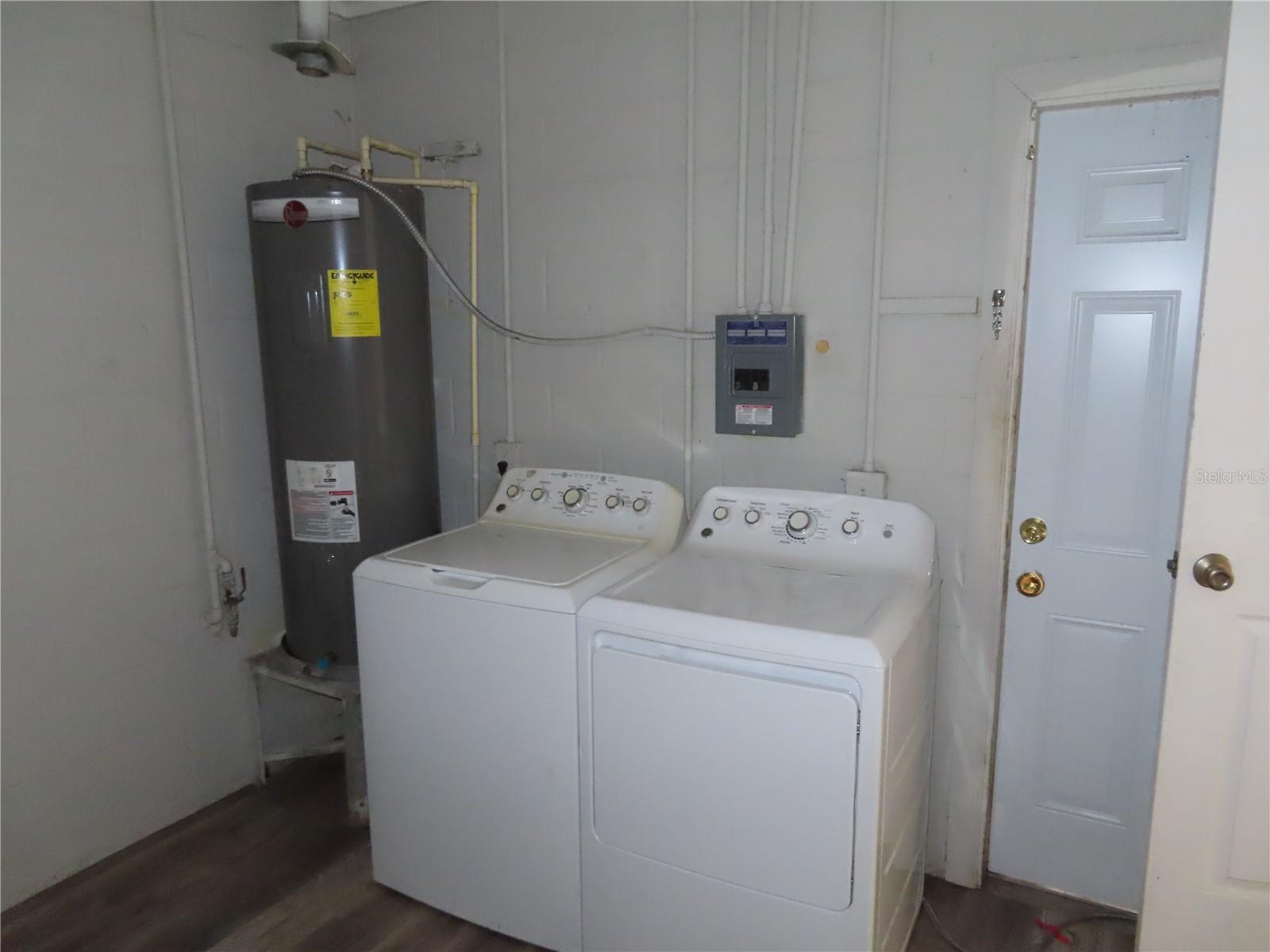1215 WINDSOR CIR — photo 10