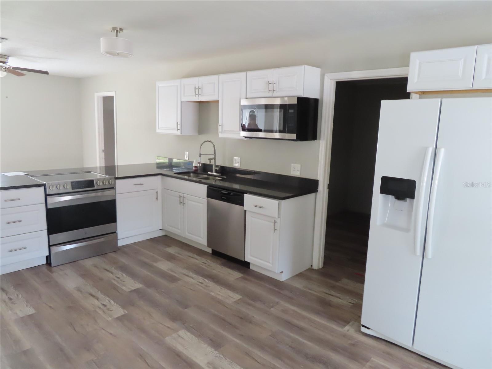 1215 WINDSOR CIR — photo 2