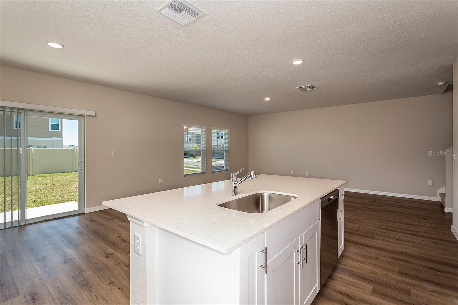 2127 LAWSON WAY — photo 9