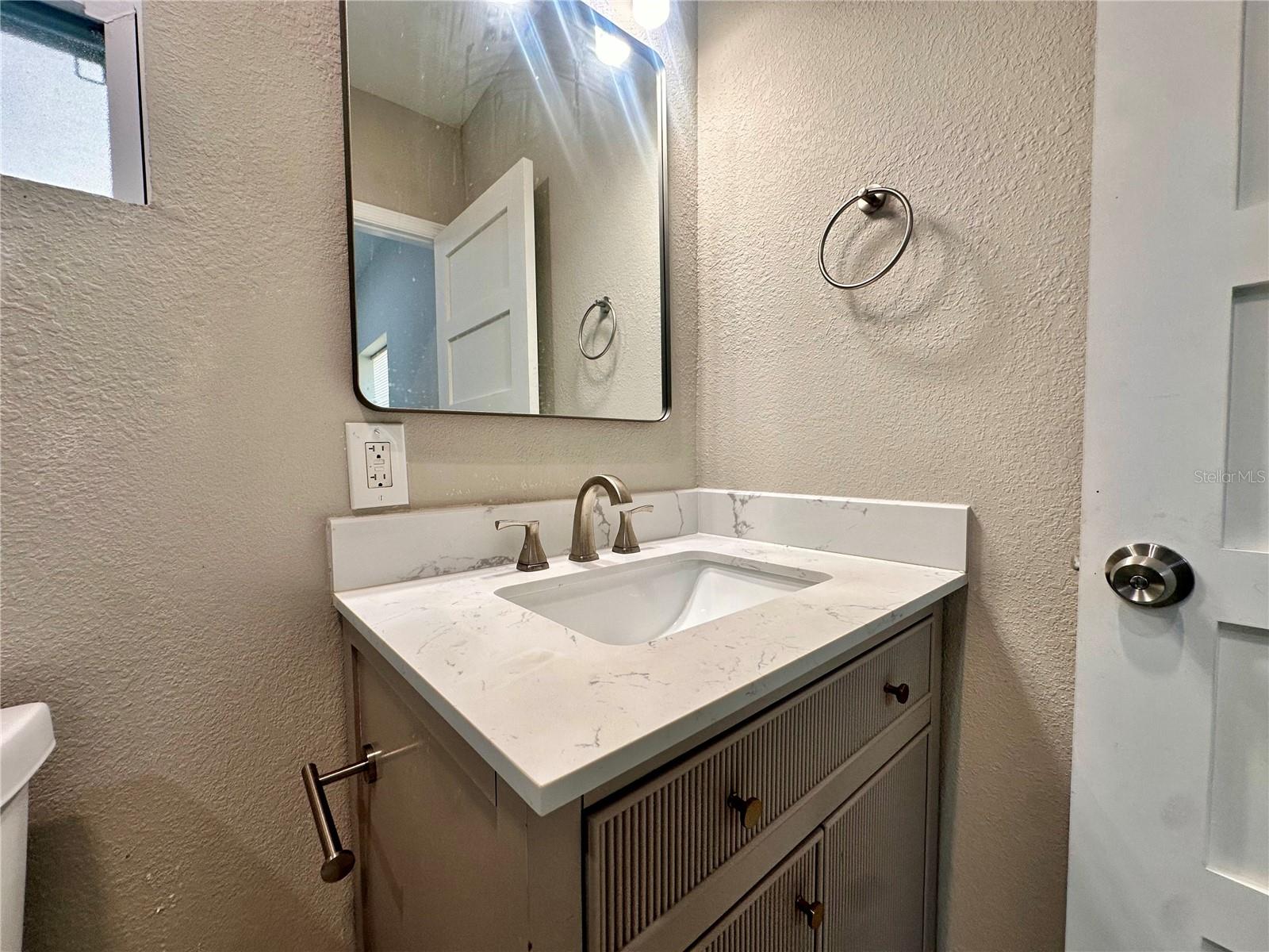 8906 N ALBANY AVE — photo 8