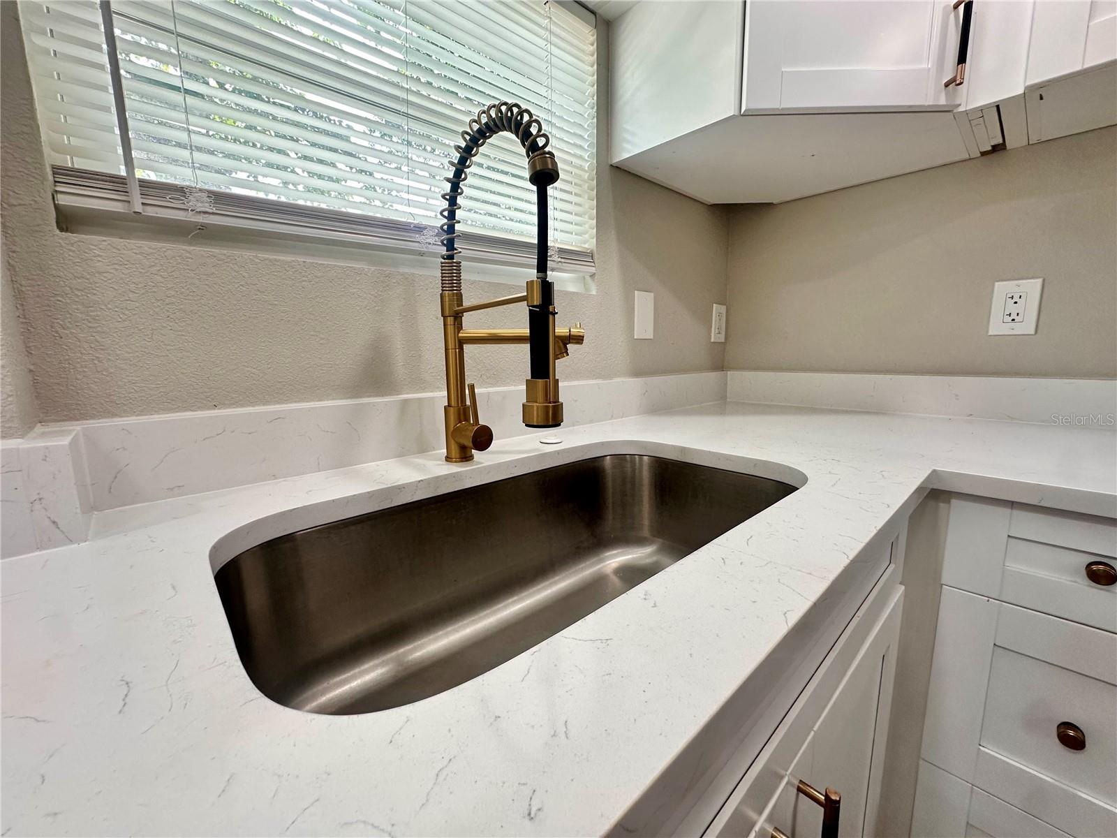 8906 N ALBANY AVE — photo 13