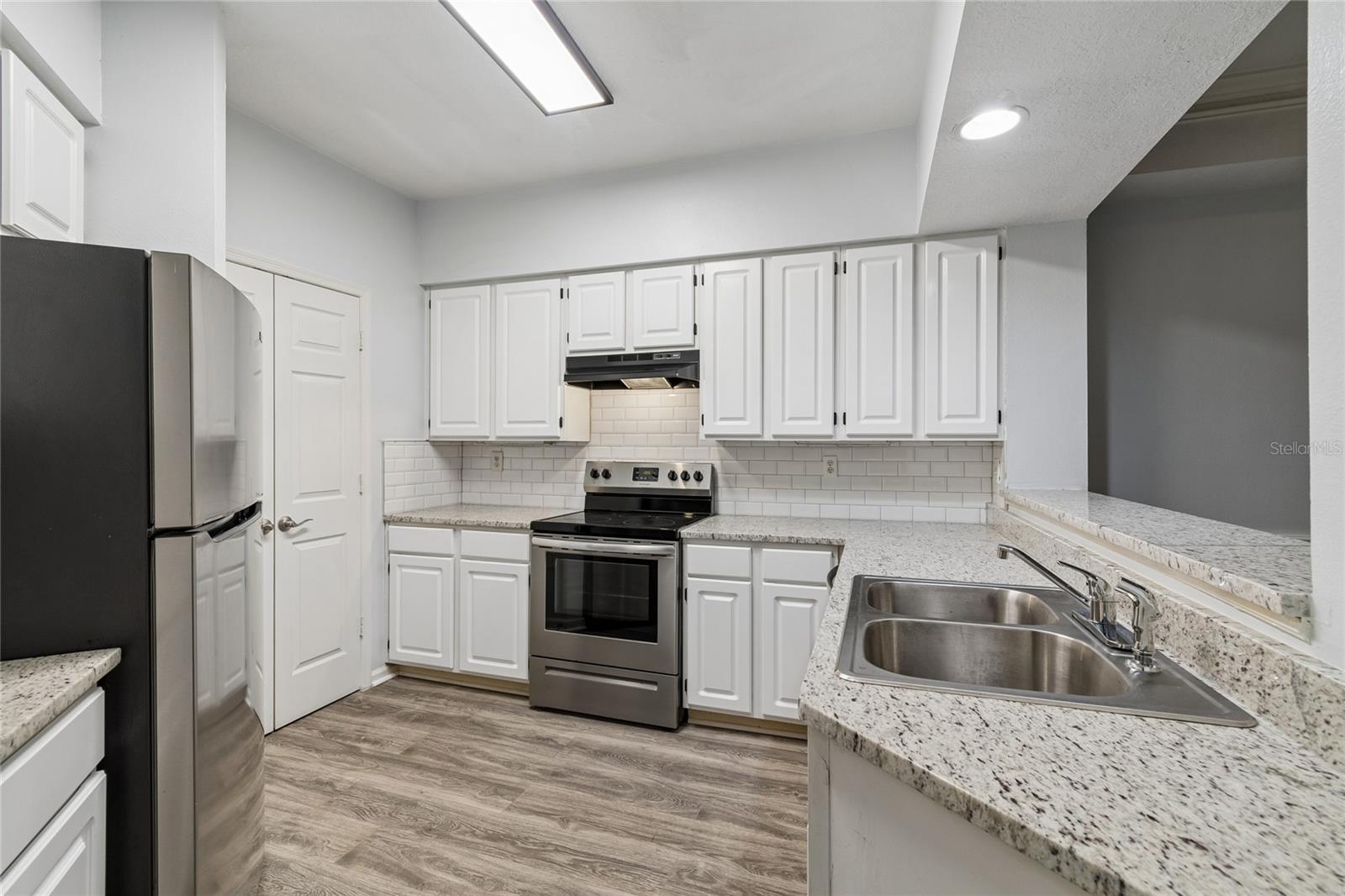 5211 BAY CLUB CIR — photo 11