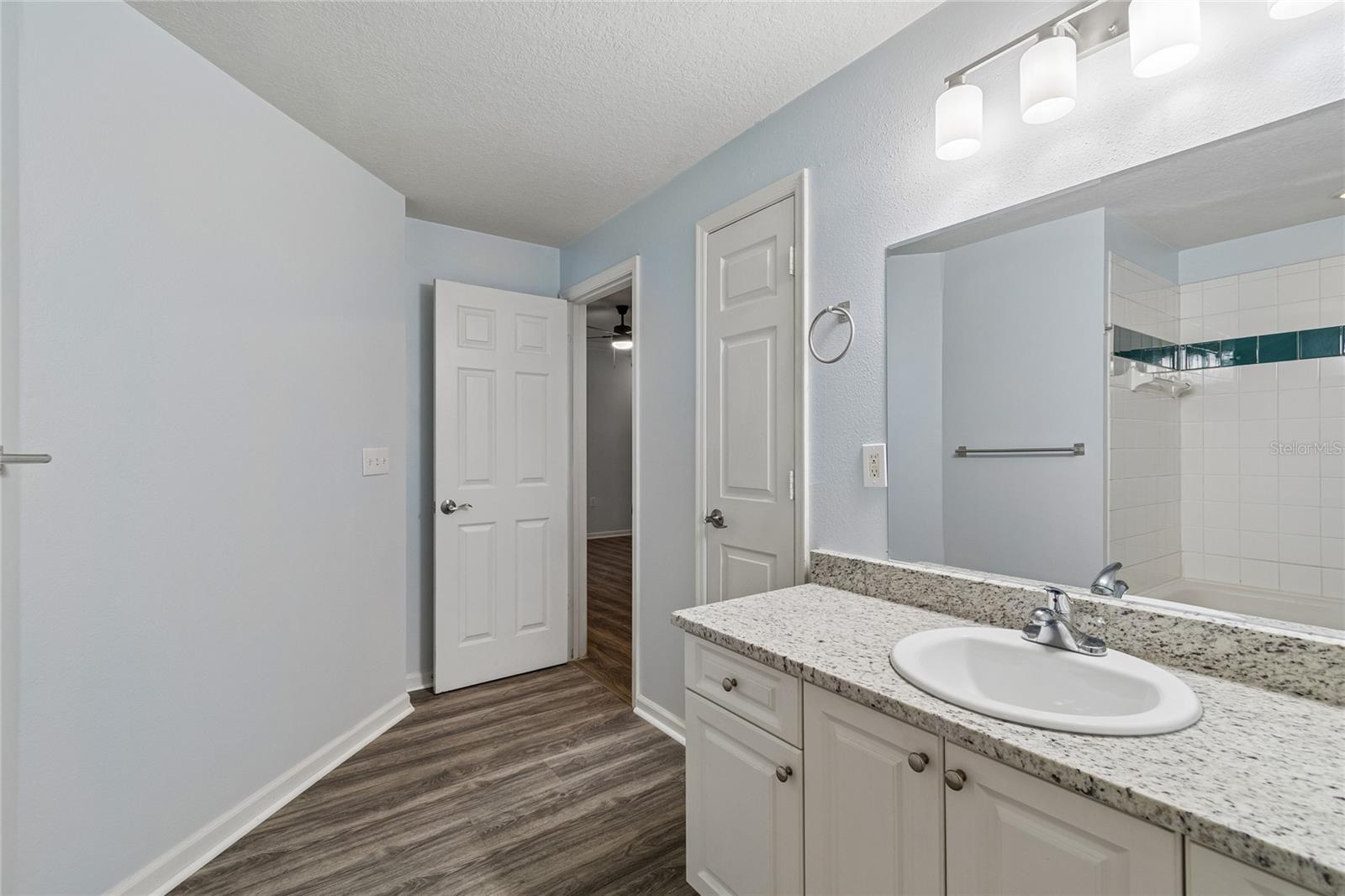 5211 BAY CLUB CIR — photo 9