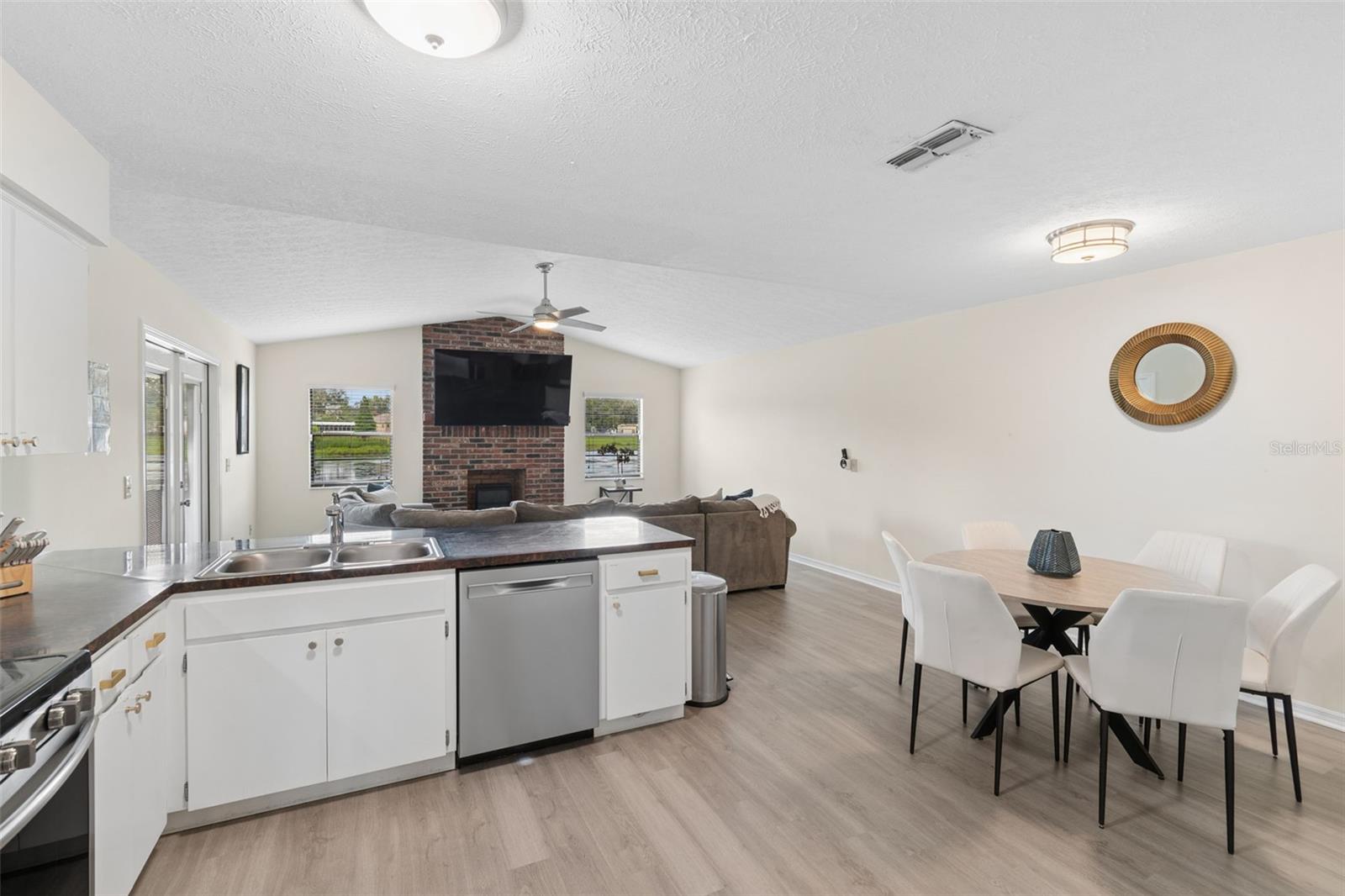 653 TIMBER POND DR — photo 28
