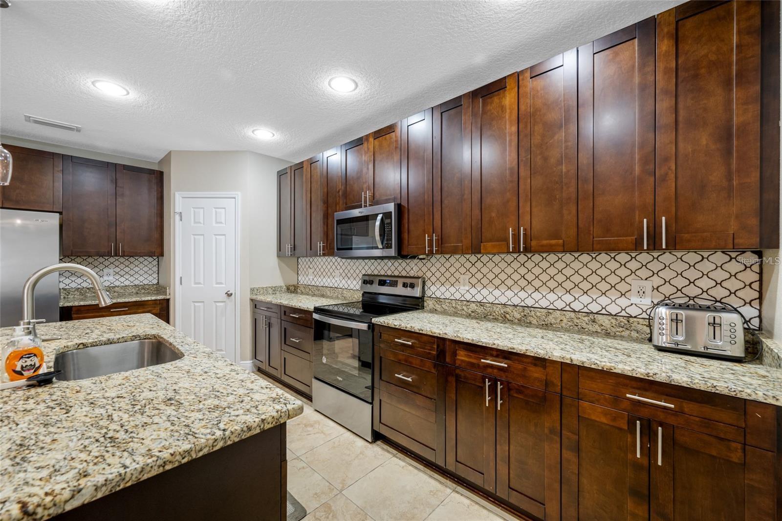 230 CLAYTON ST — photo 16