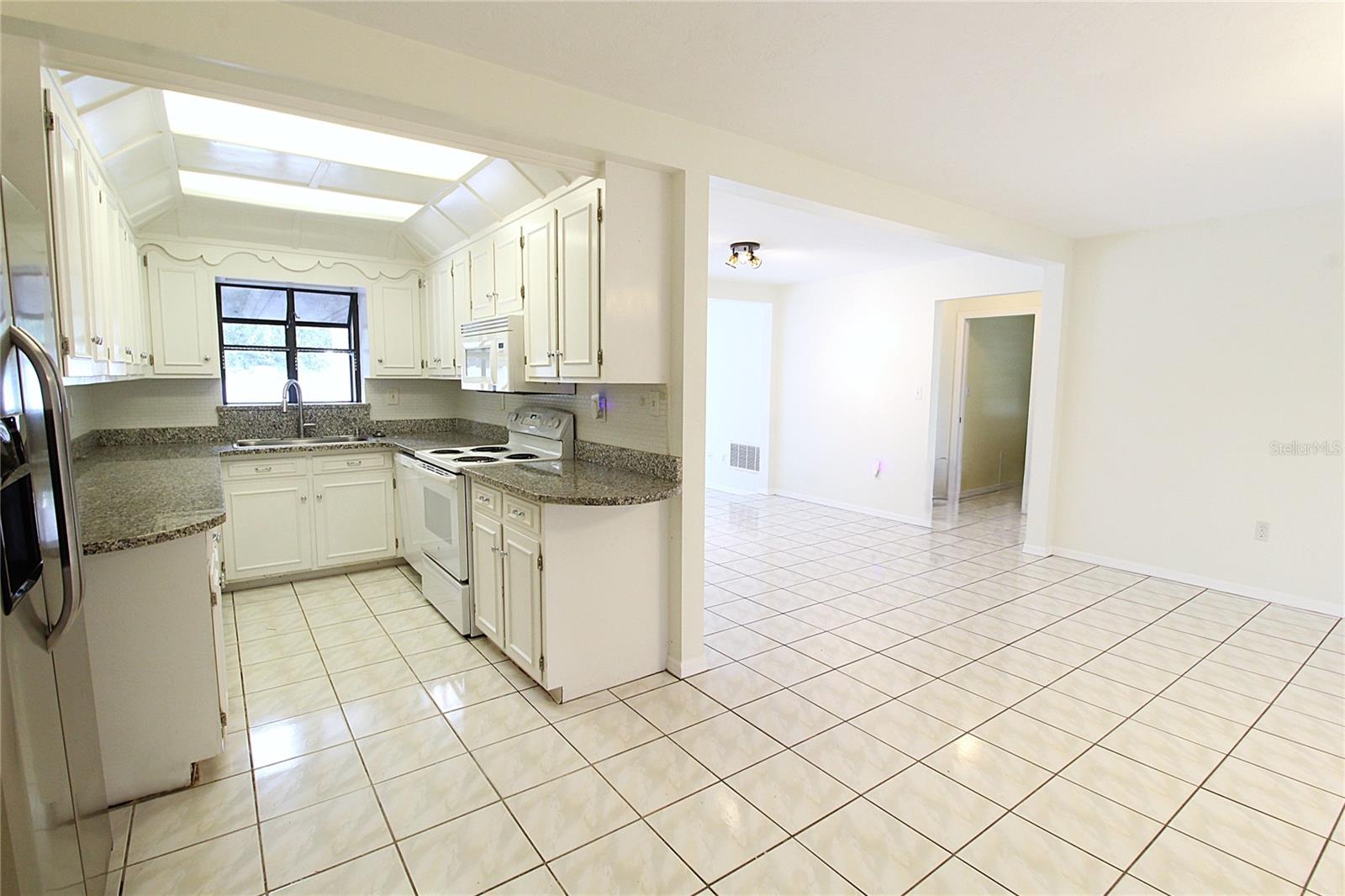 2516 E MILMAR DR — photo 3