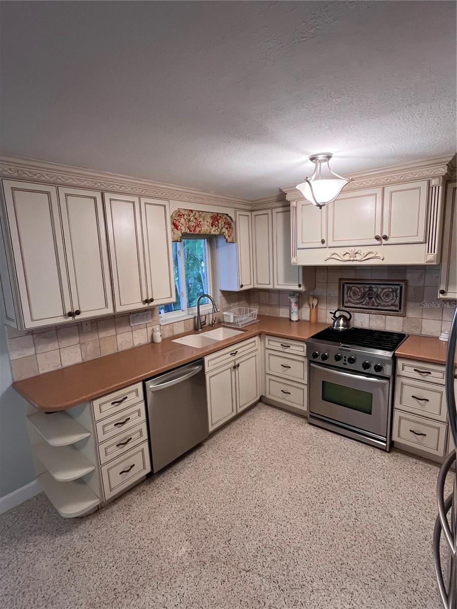 378 WESTWINDS DR — photo 35