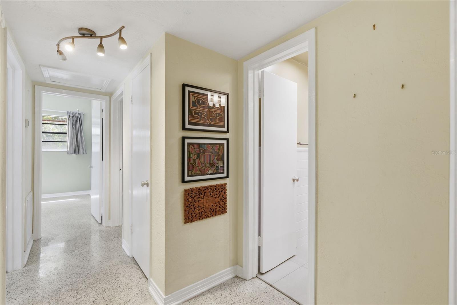 609 W RIVER DR — photo 22