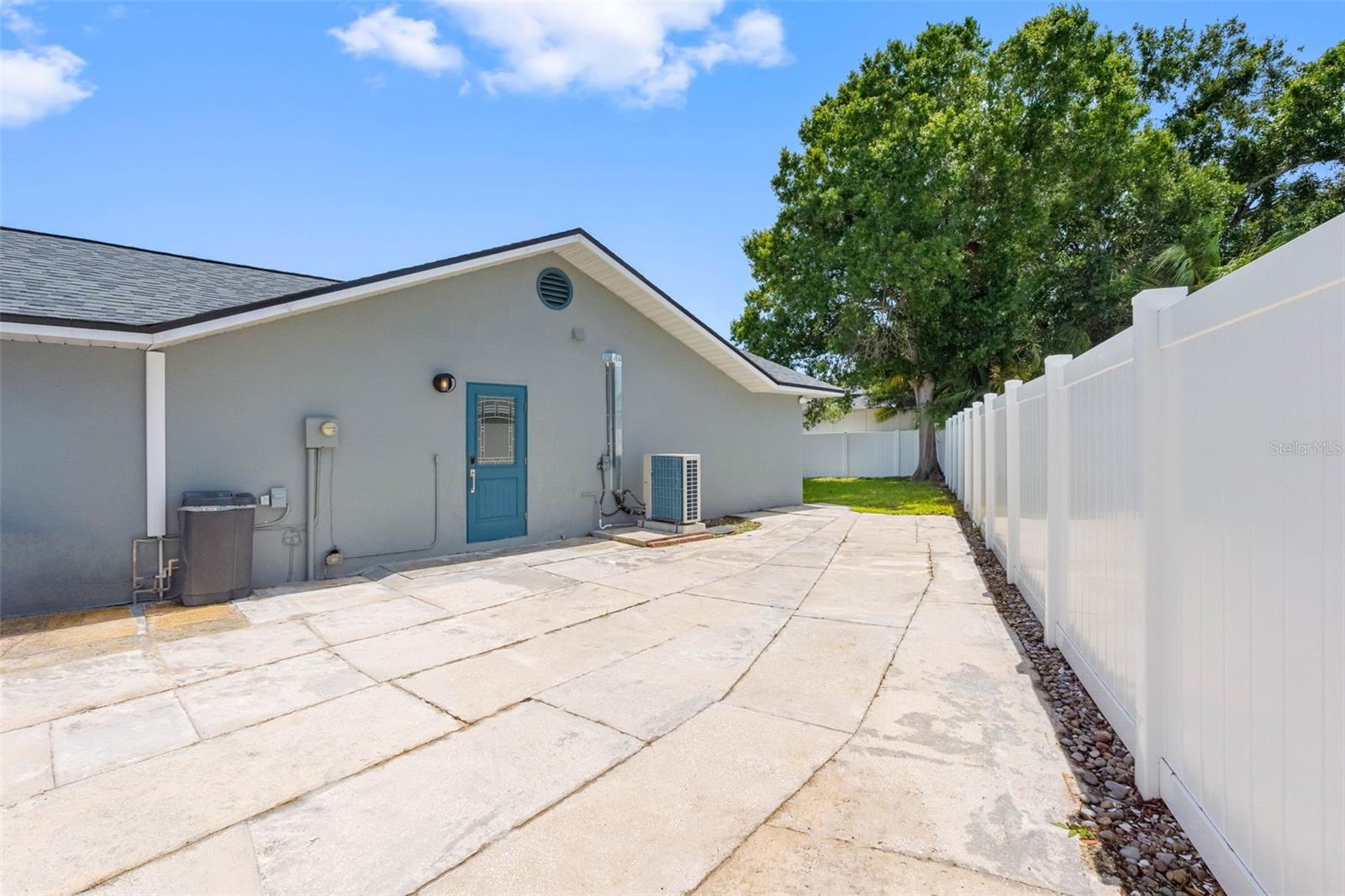 1950 ARVIS CIR W — photo 37