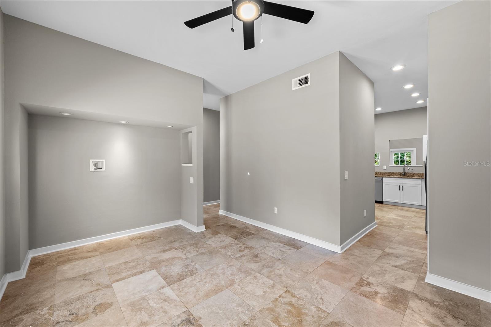 1513 E PARK CIR — photo 18