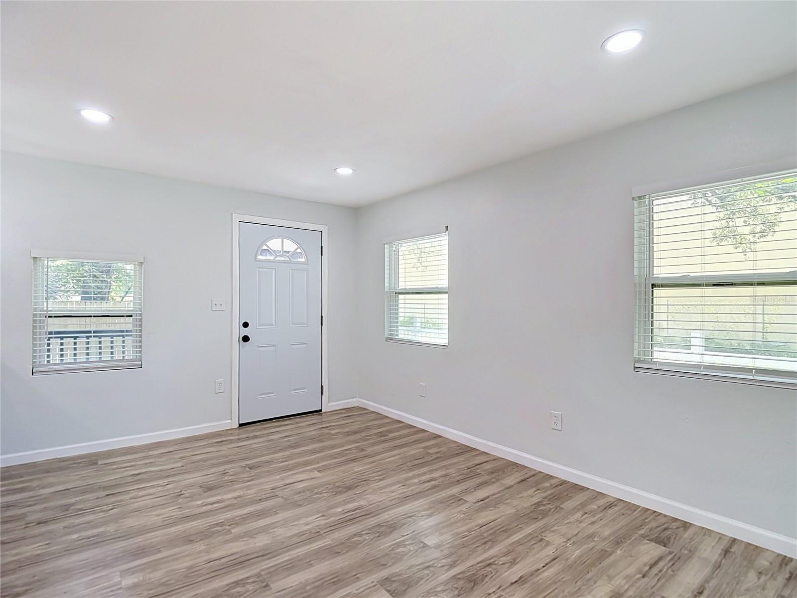 10009 N FLORENCE AVE — photo 12