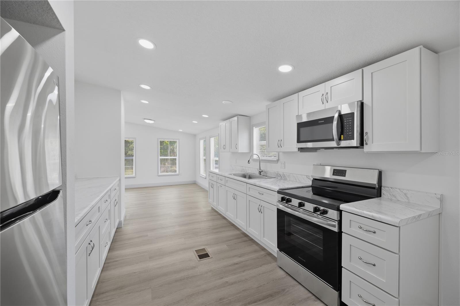 7904 CADILLAC AVE — photo 10