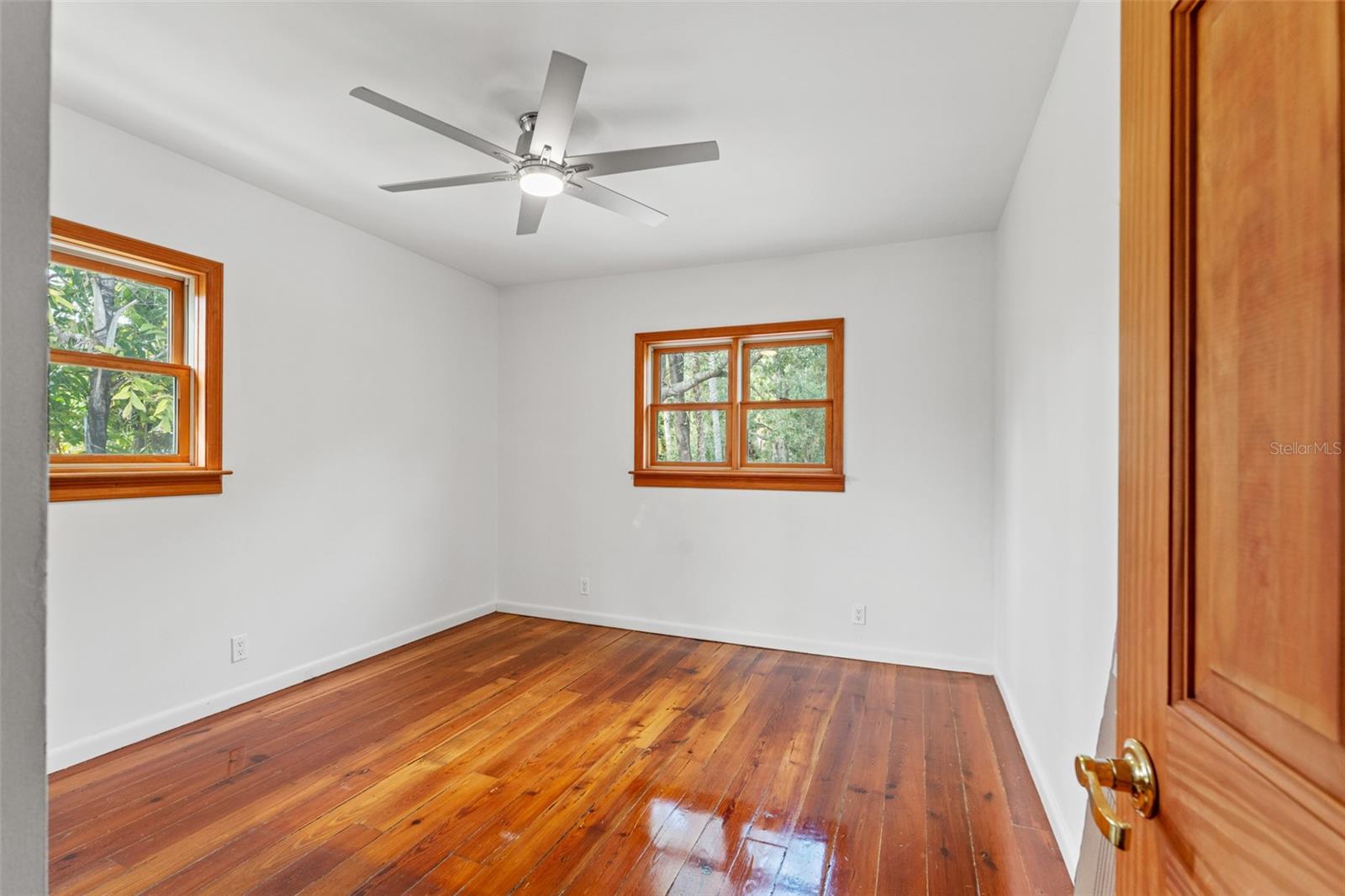 906 W HENRY AVE — photo 23