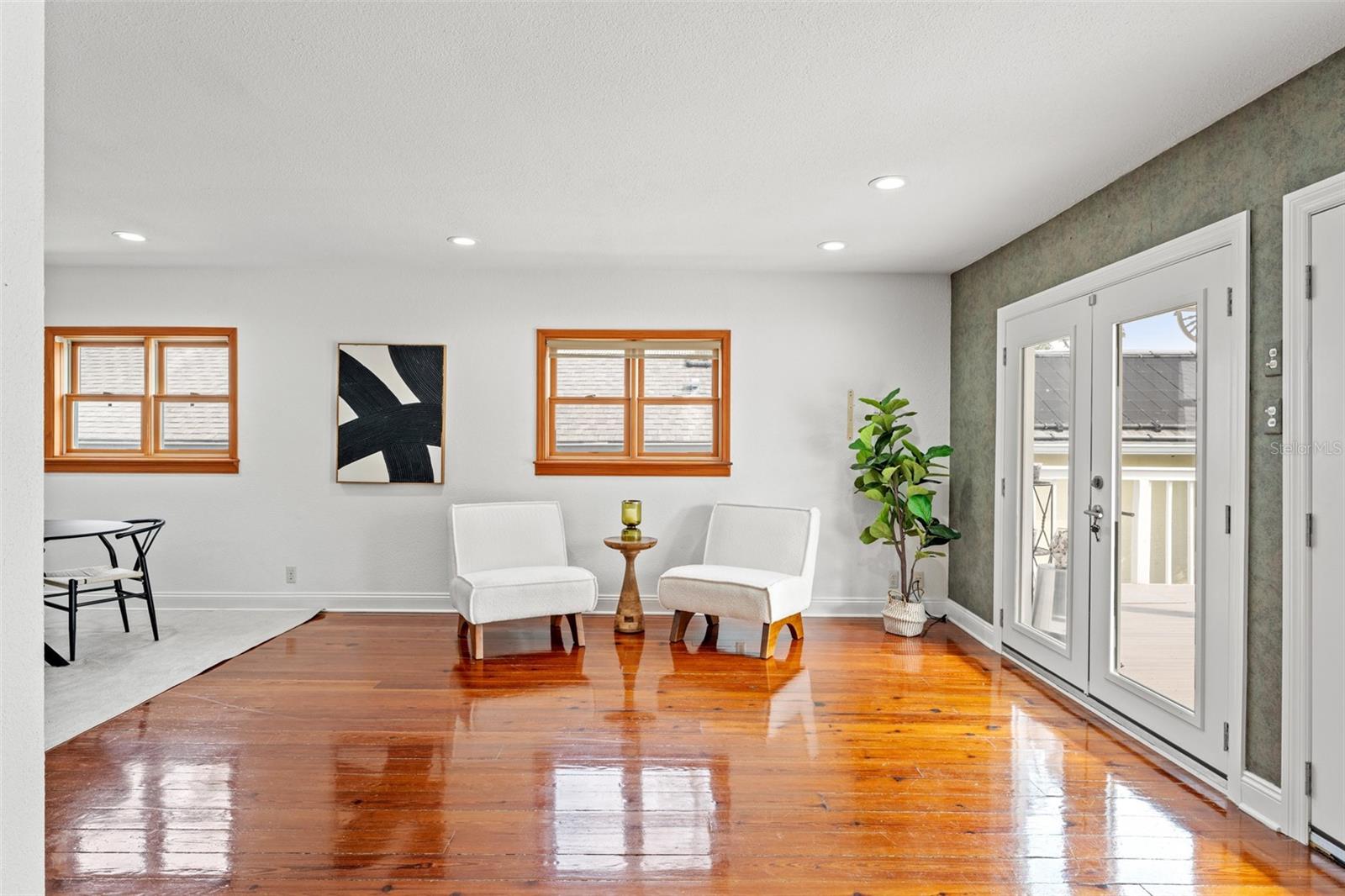 906 W HENRY AVE — photo 11