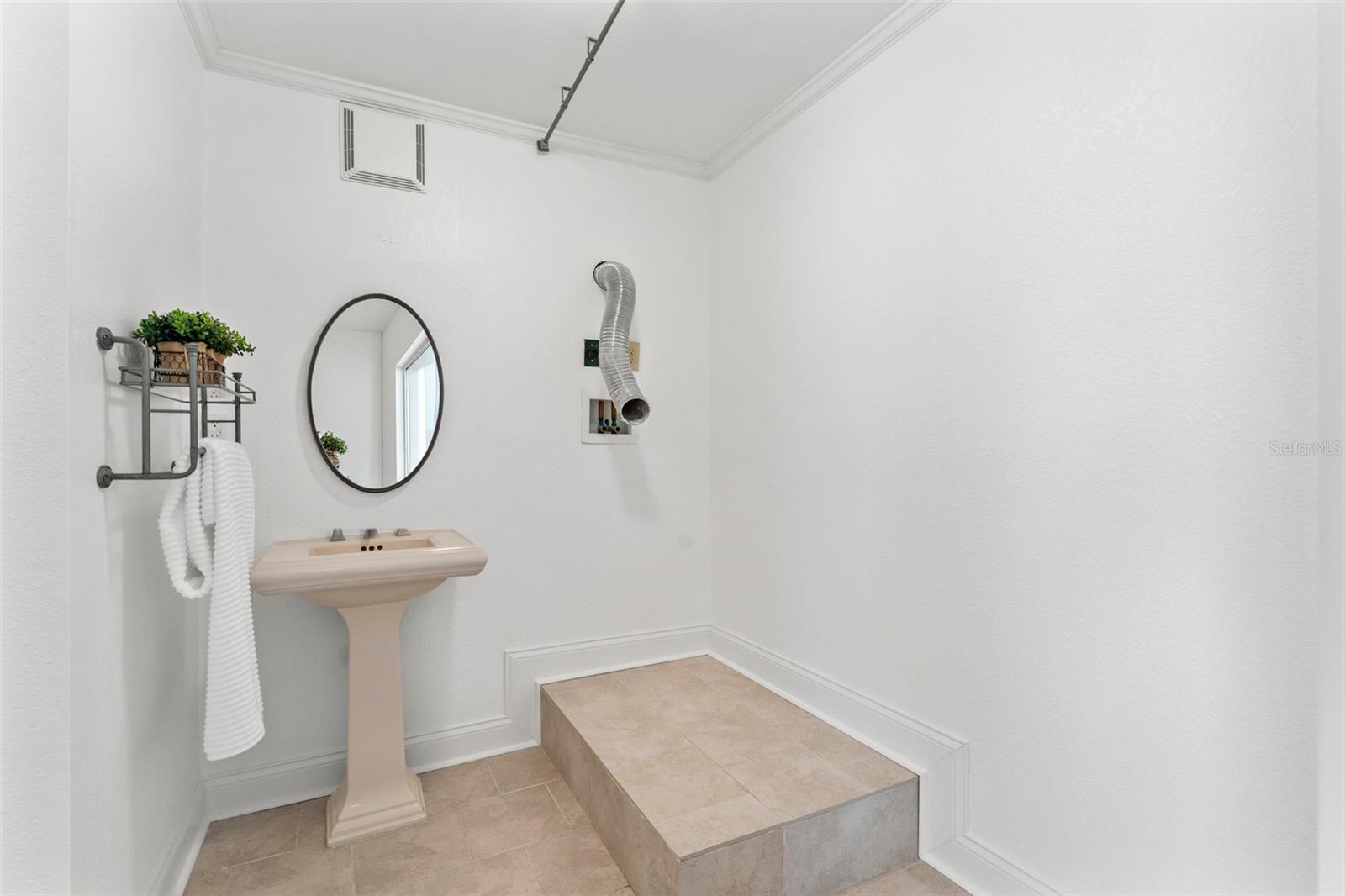 906 W HENRY AVE — photo 39