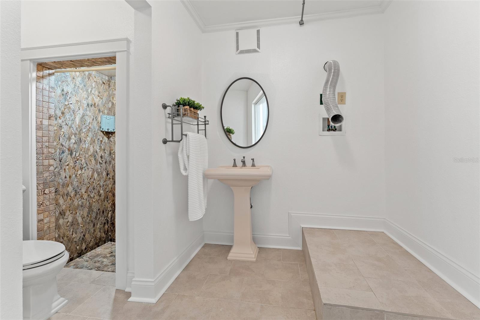 906 W HENRY AVE — photo 41