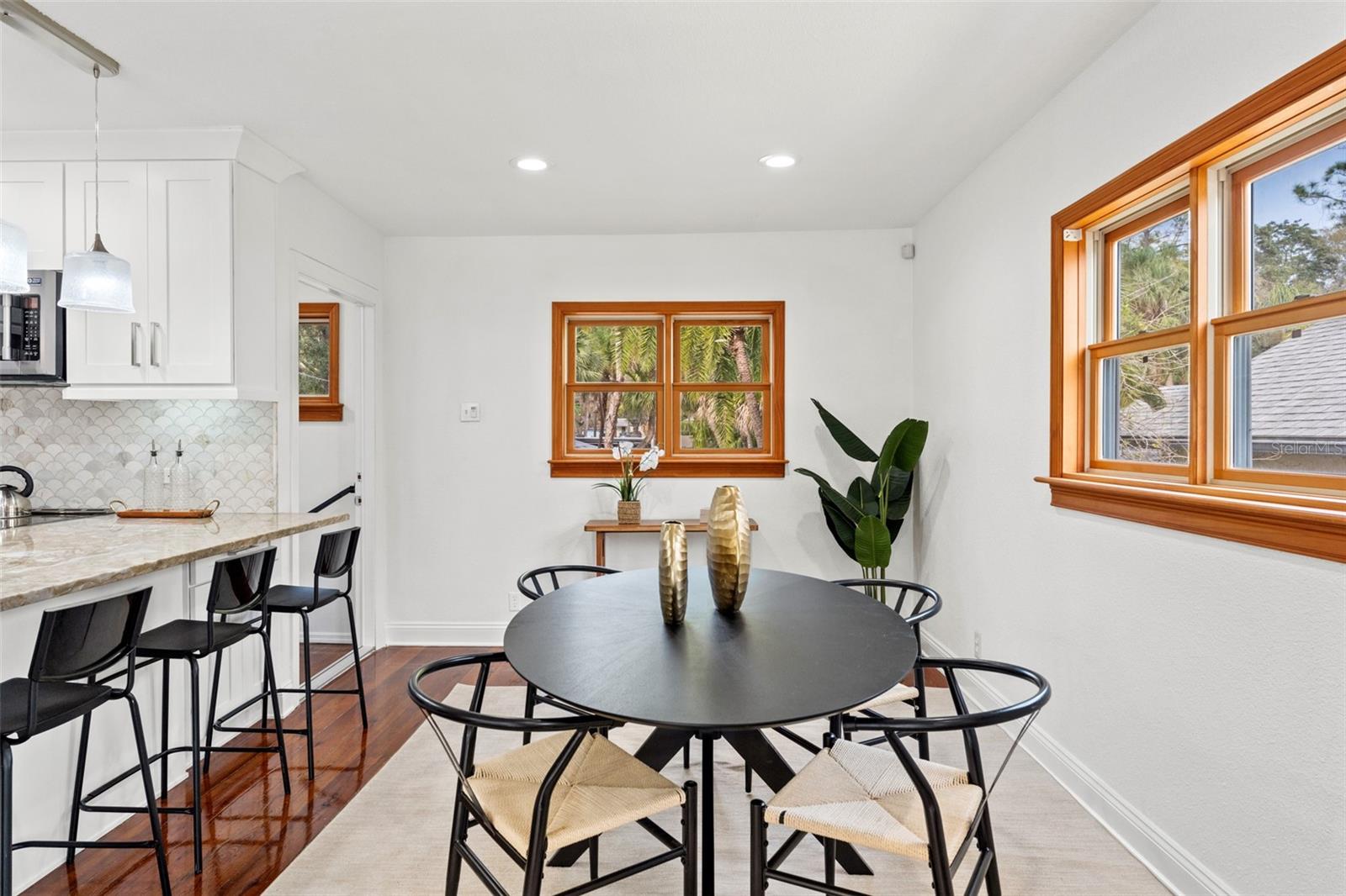 906 W HENRY AVE — photo 17