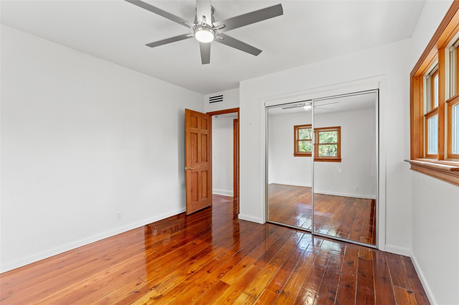 906 W HENRY AVE — photo 24