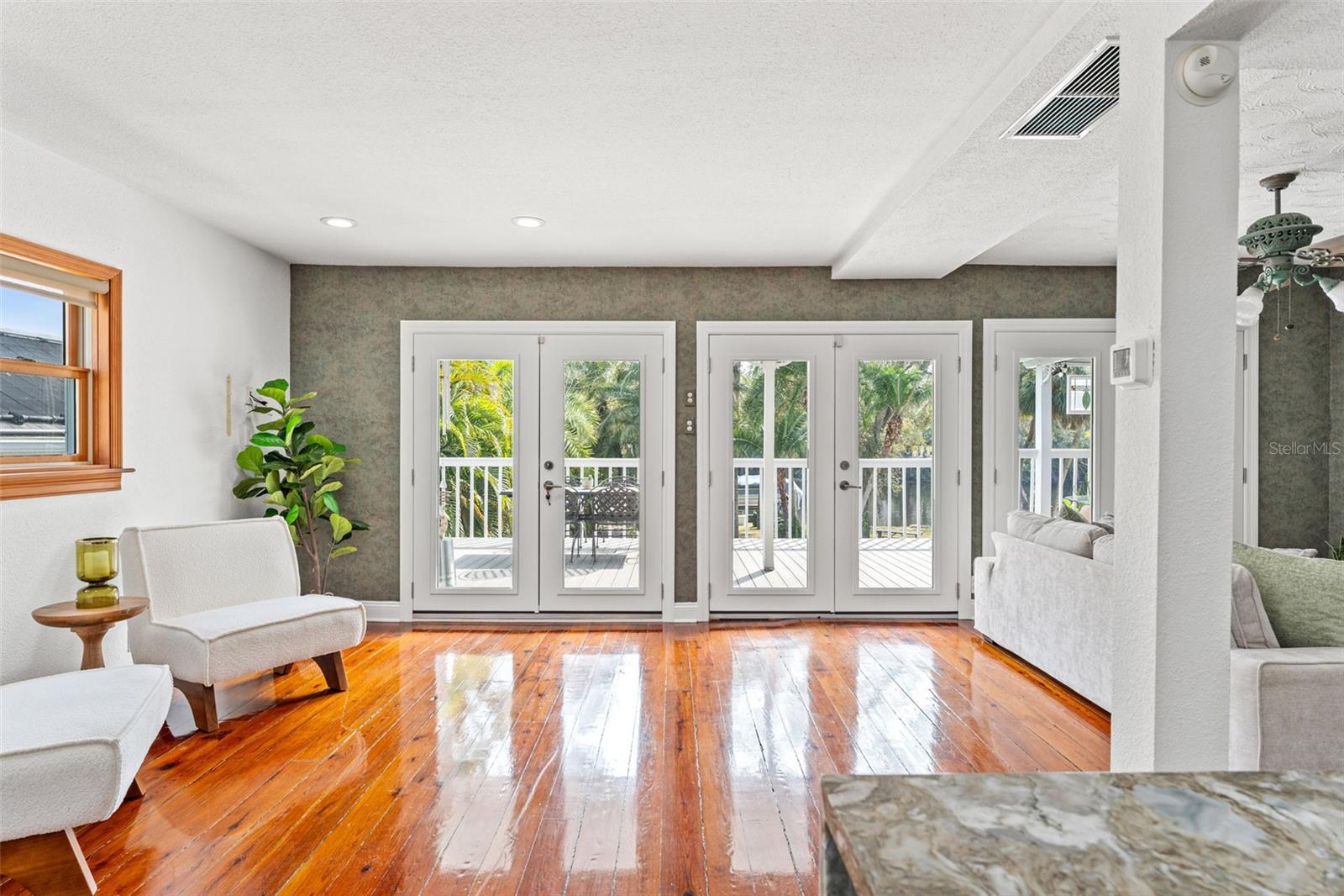 906 W HENRY AVE — photo 8