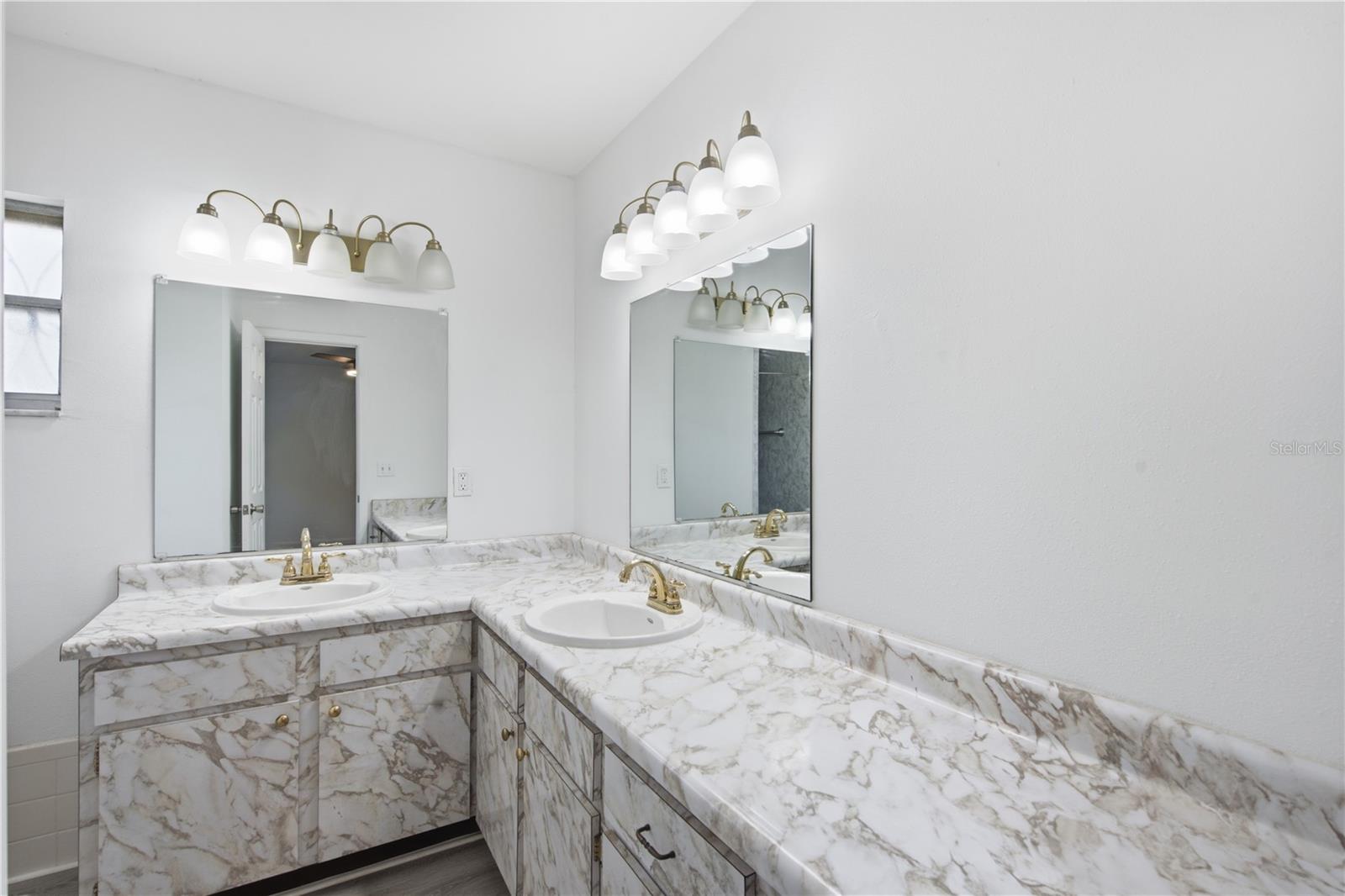 604 ROYAL CREST DR — photo 43