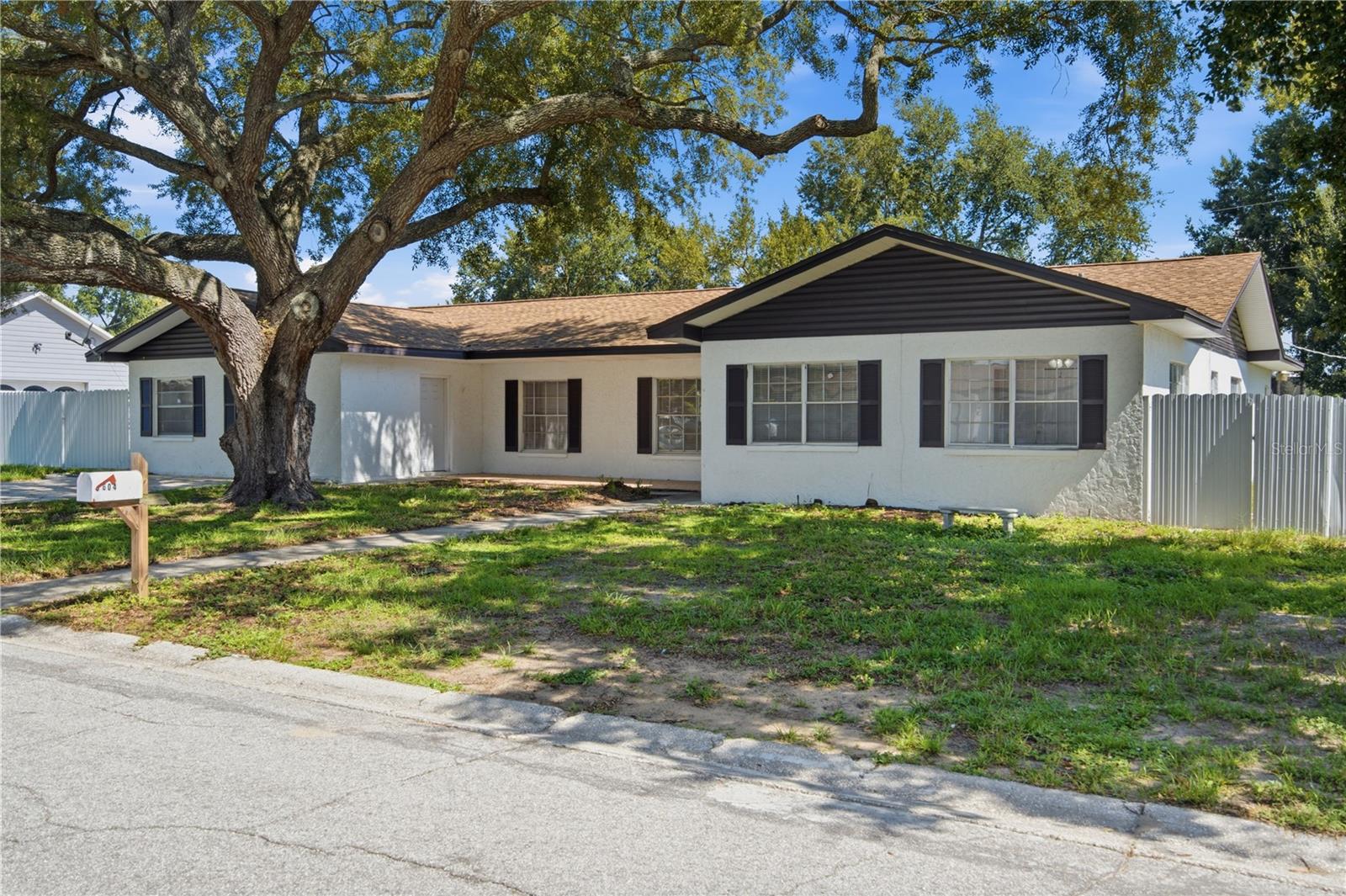 604 ROYAL CREST DR — photo 3