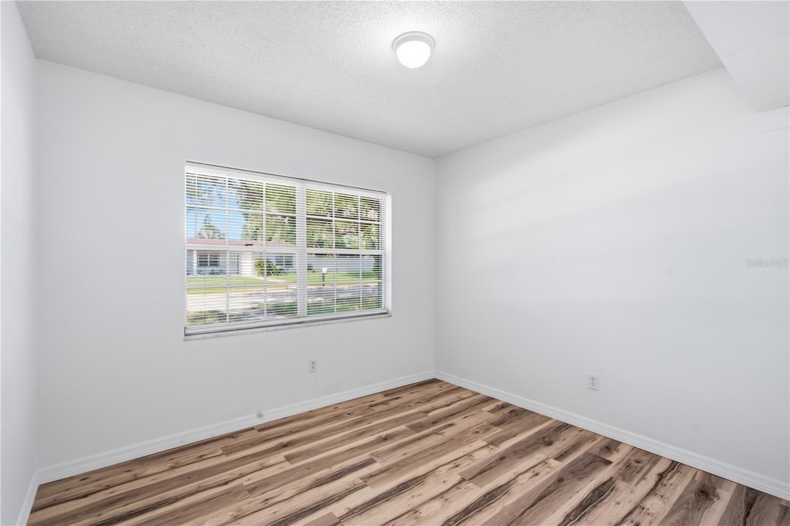 604 ROYAL CREST DR — photo 32