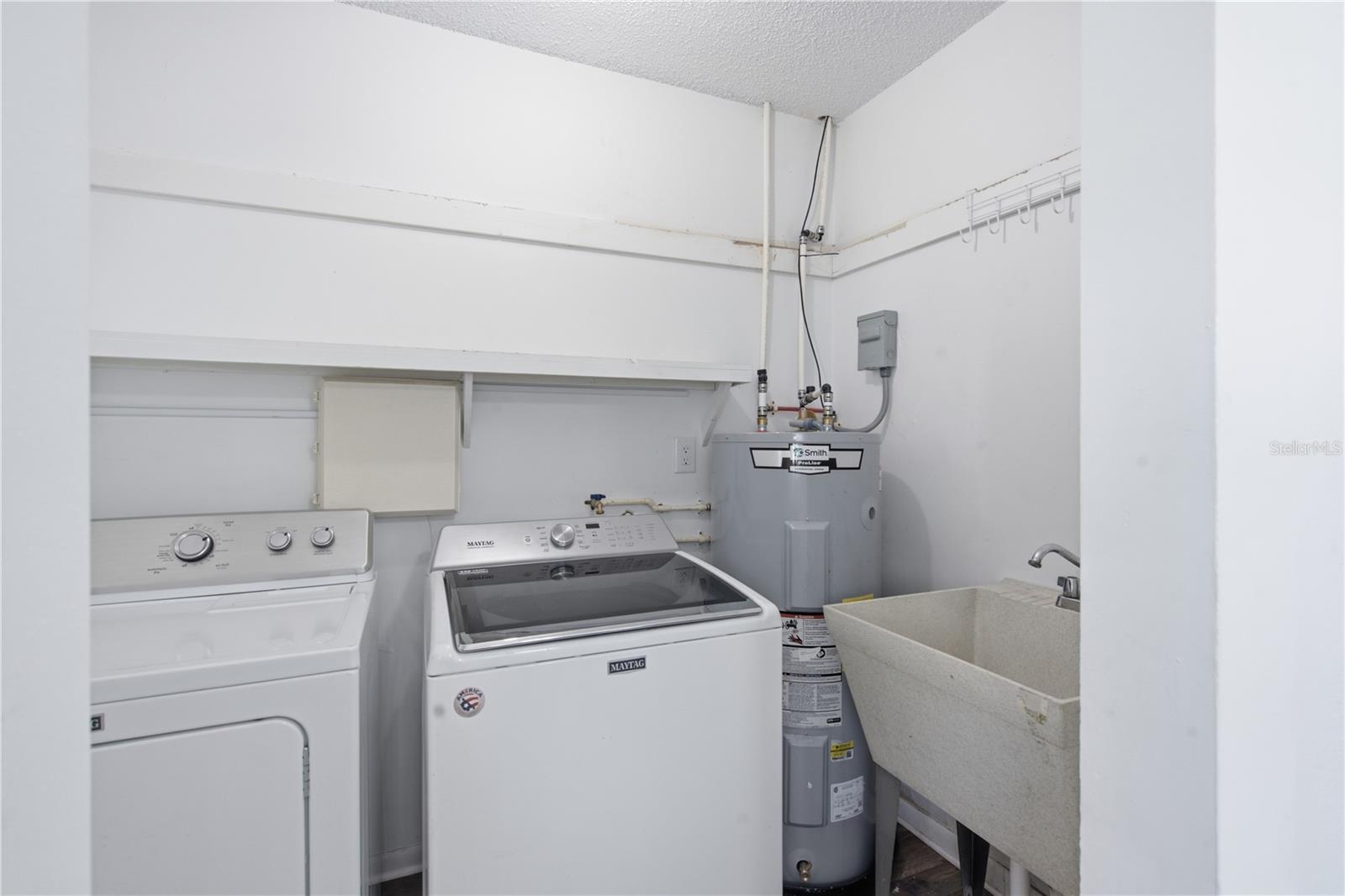 604 ROYAL CREST DR — photo 28