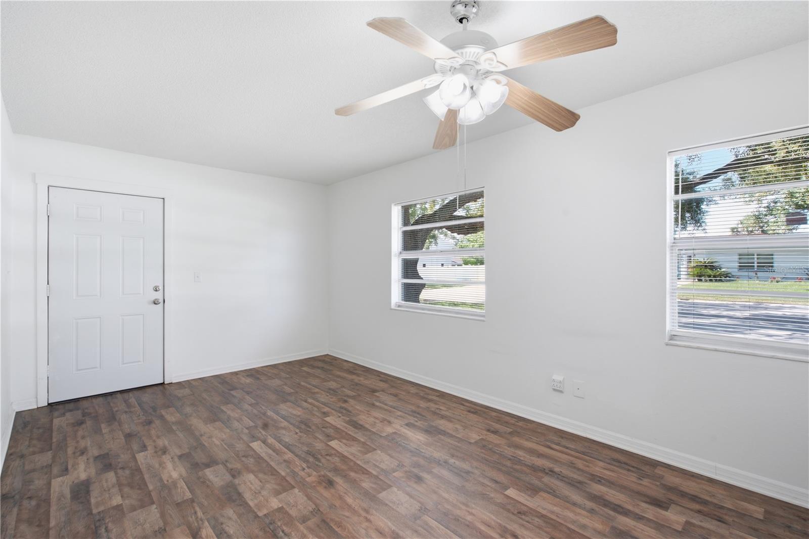 604 ROYAL CREST DR — photo 18