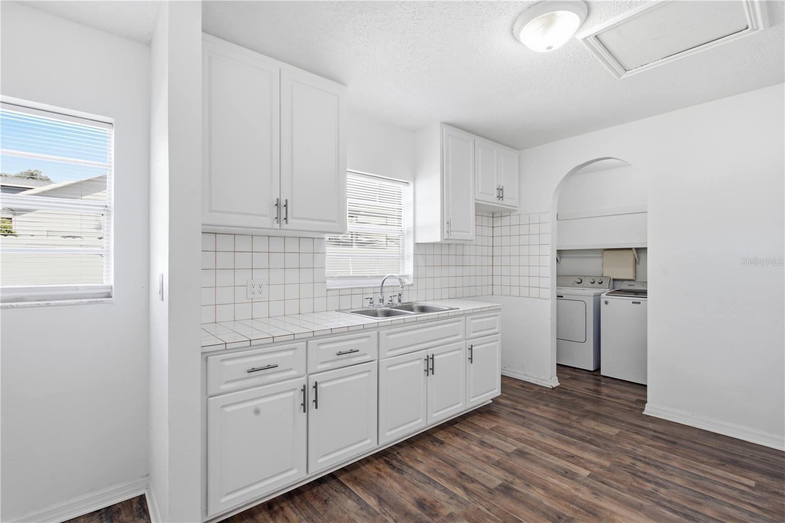 604 ROYAL CREST DR — photo 27